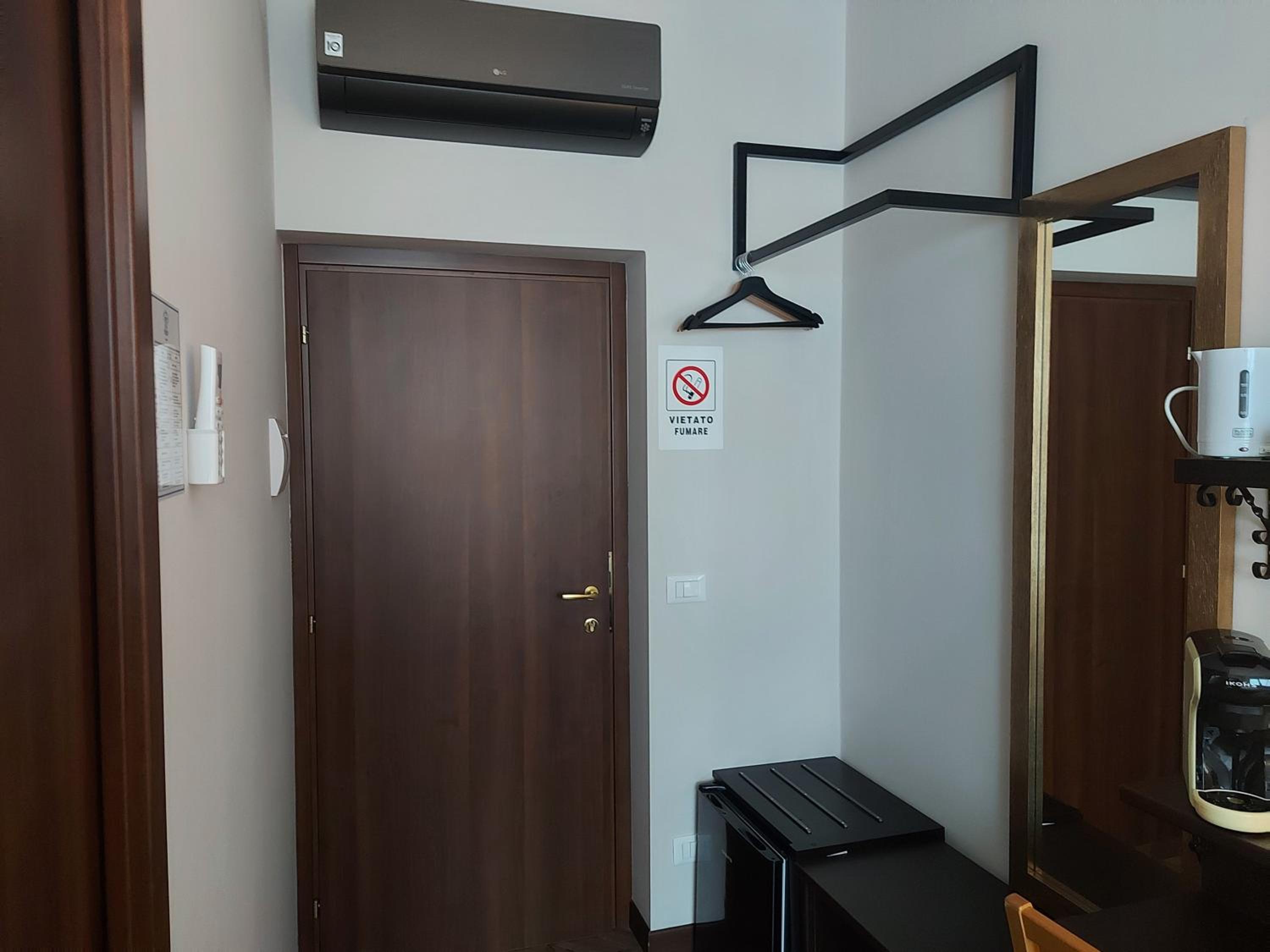 Double Room with Private Bathroom - Photo 15