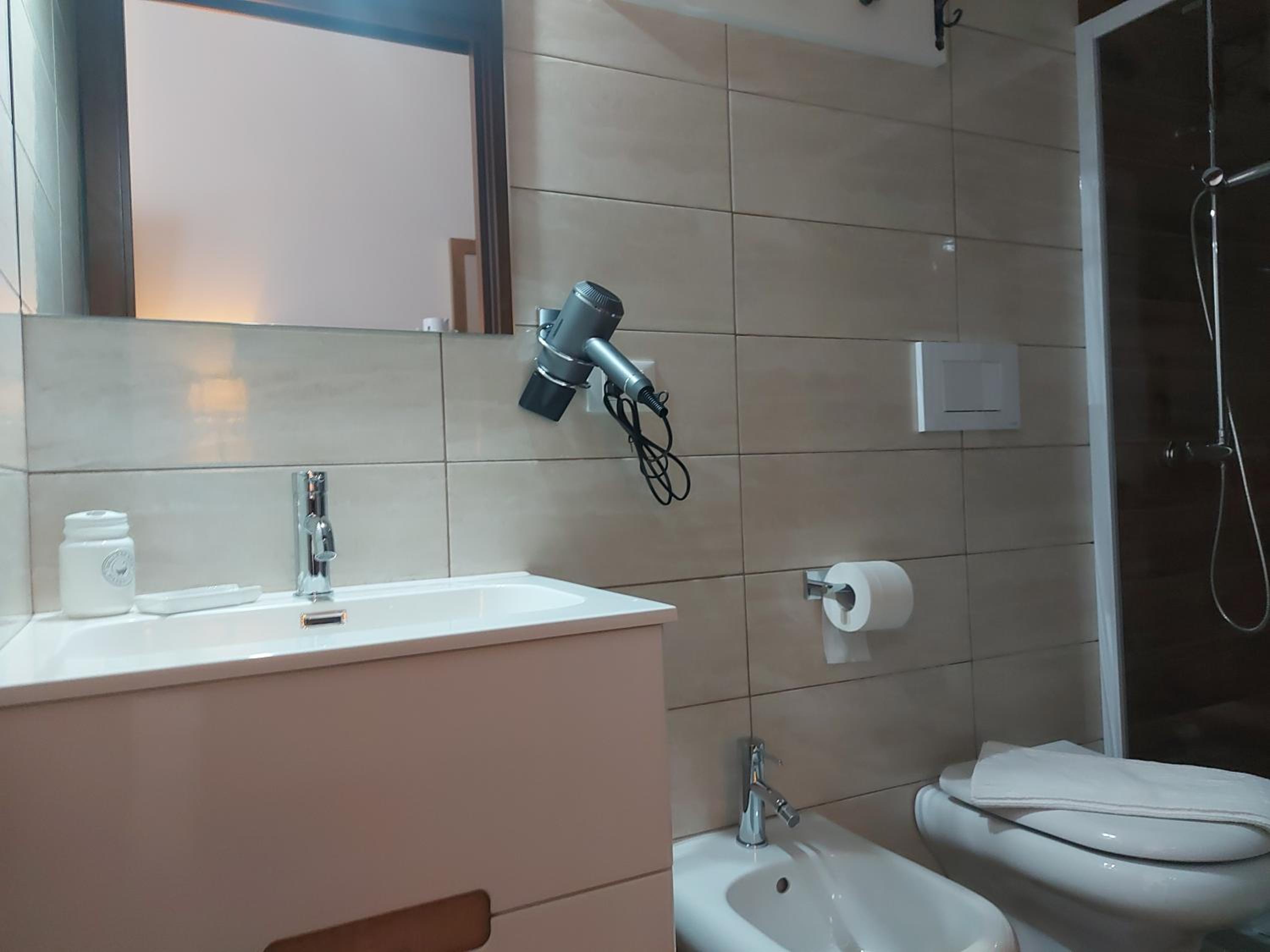 Double Room with Private Bathroom - Photo 16