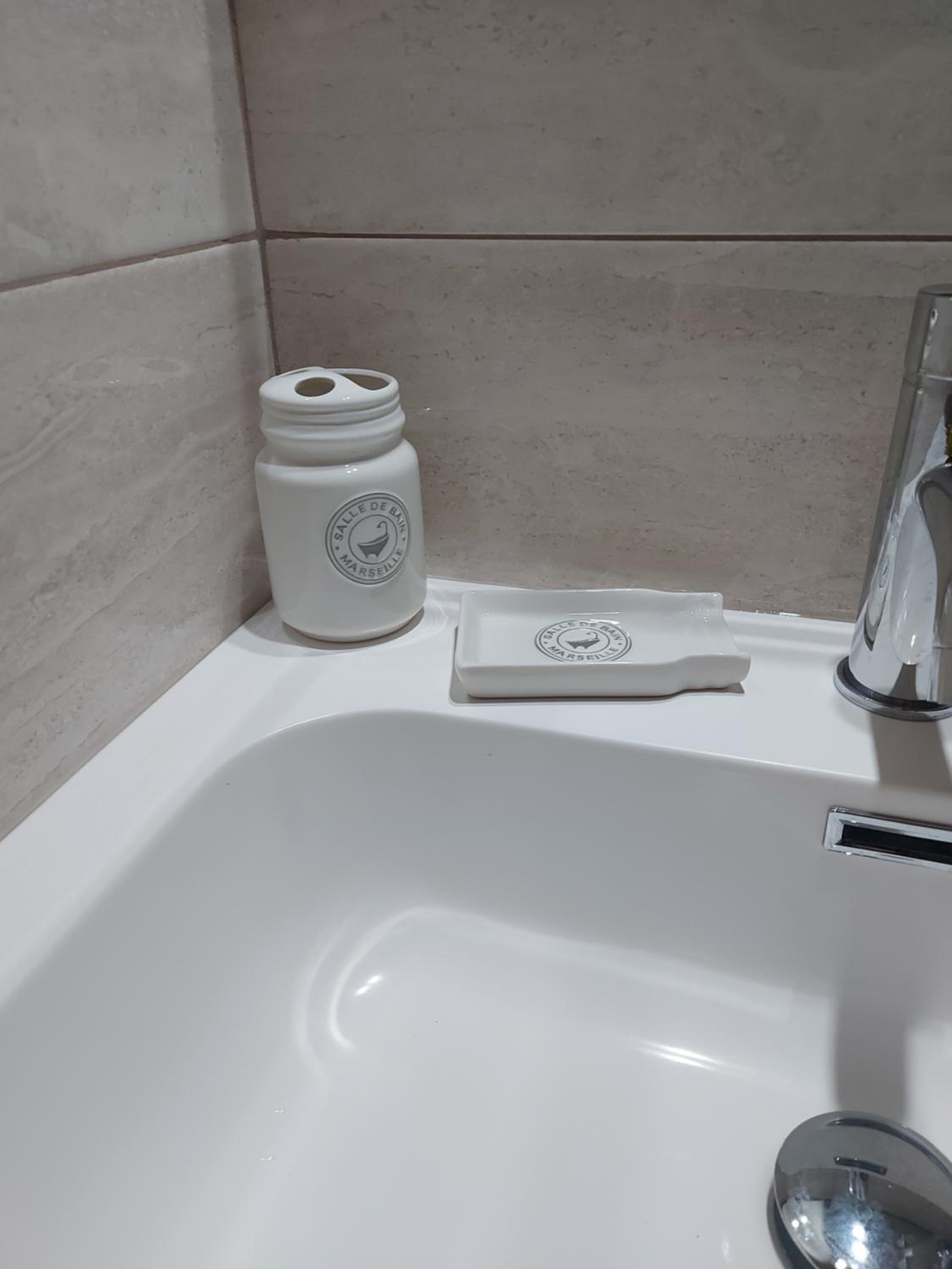 Double Room with Private Bathroom - Photo 2