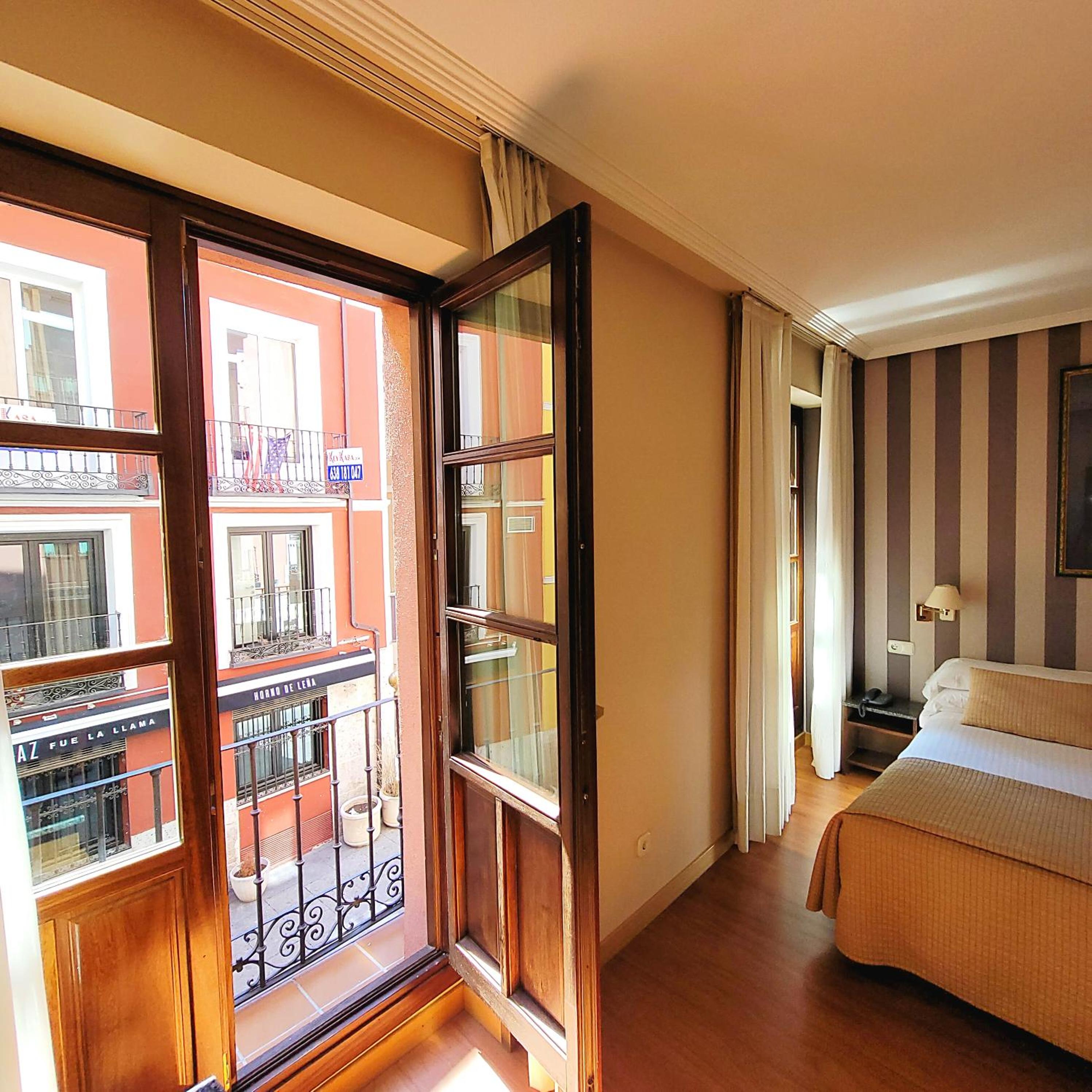Double or Twin Room - Photo 8