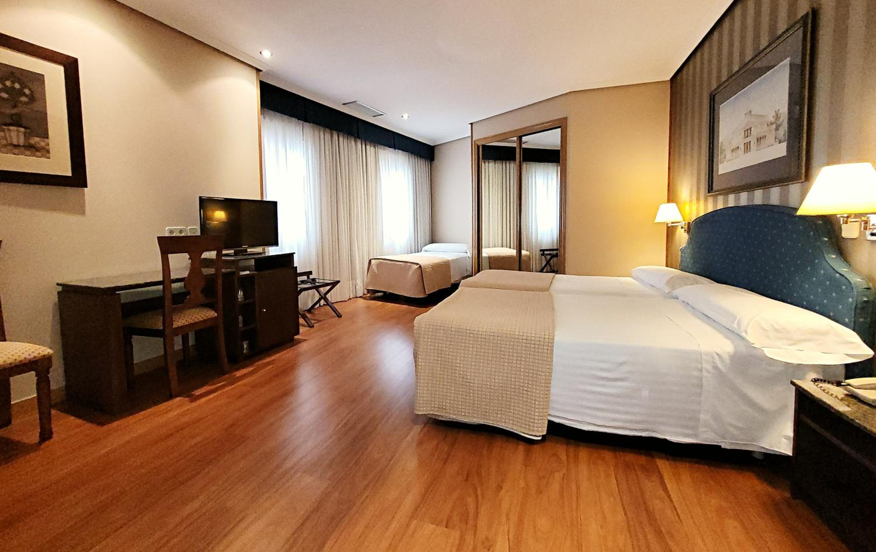 Double Room with Extra Bed - Photo 2