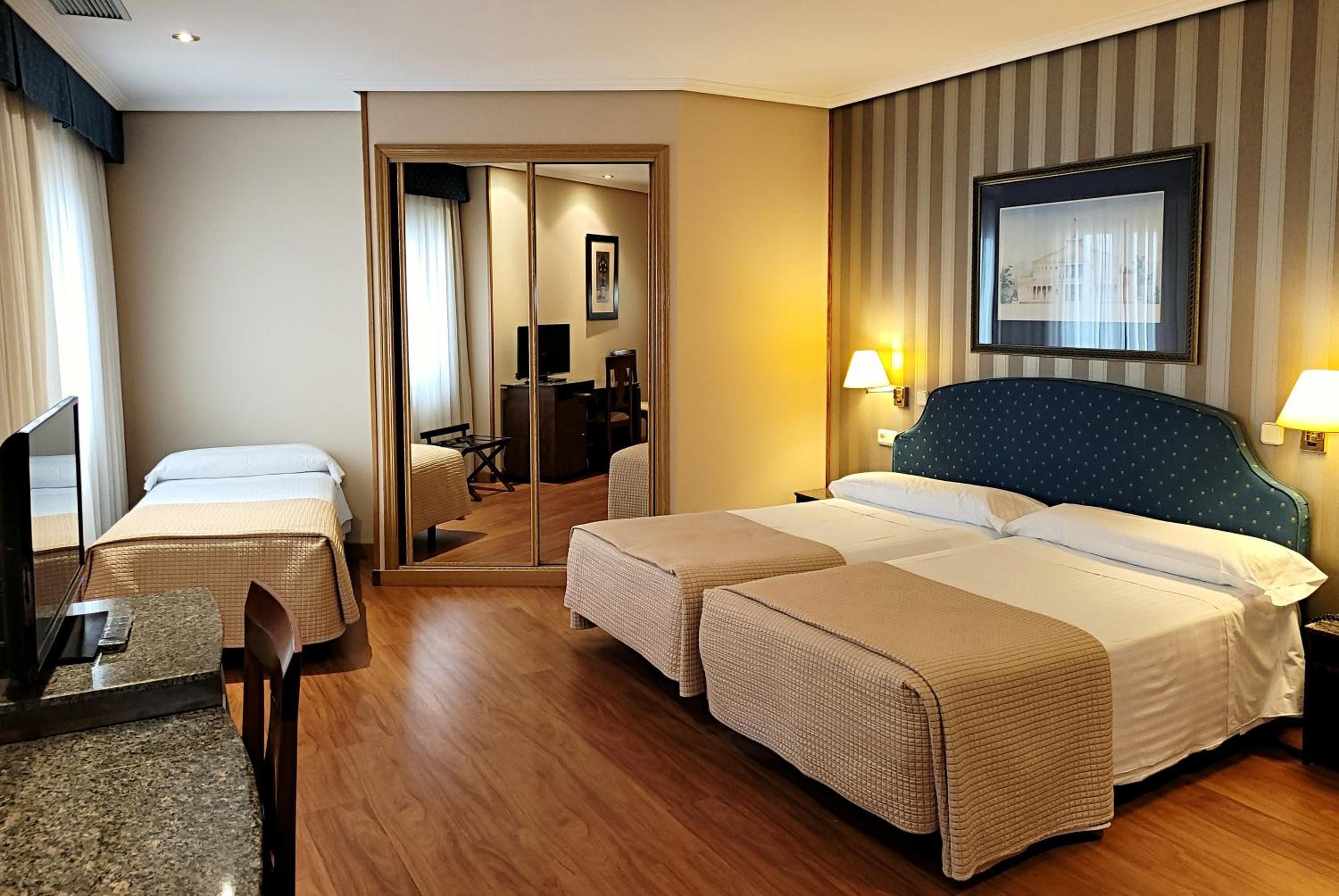 Double Room with Extra Bed - Photo 1