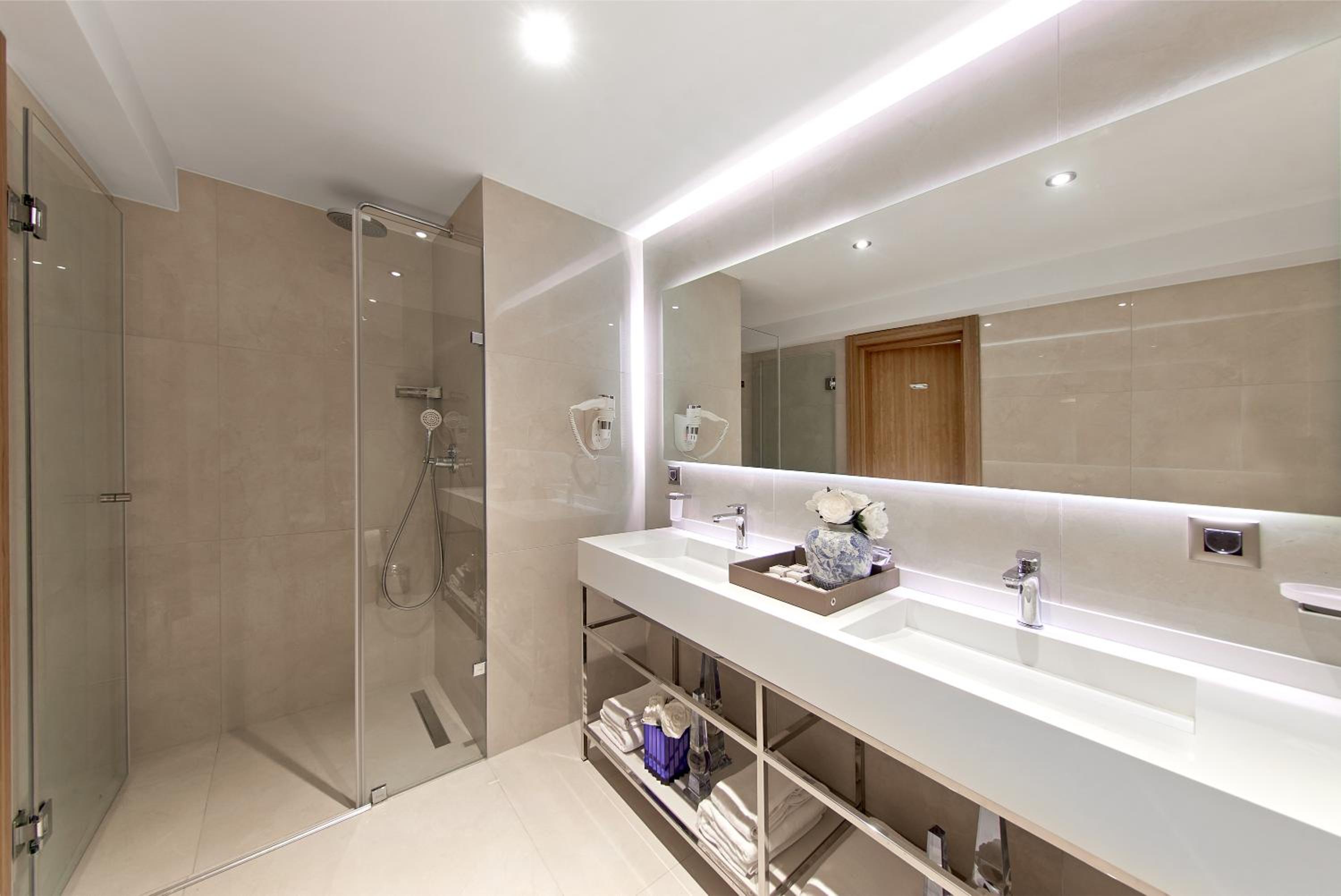 Superior Double Room thumbnail 6