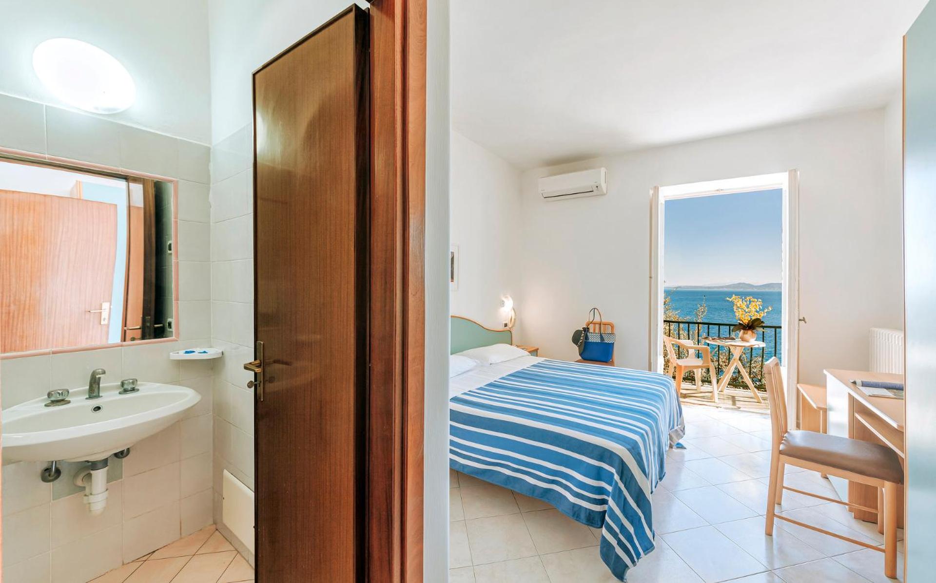 Standard Double or Twin Room with Sea View photo 2