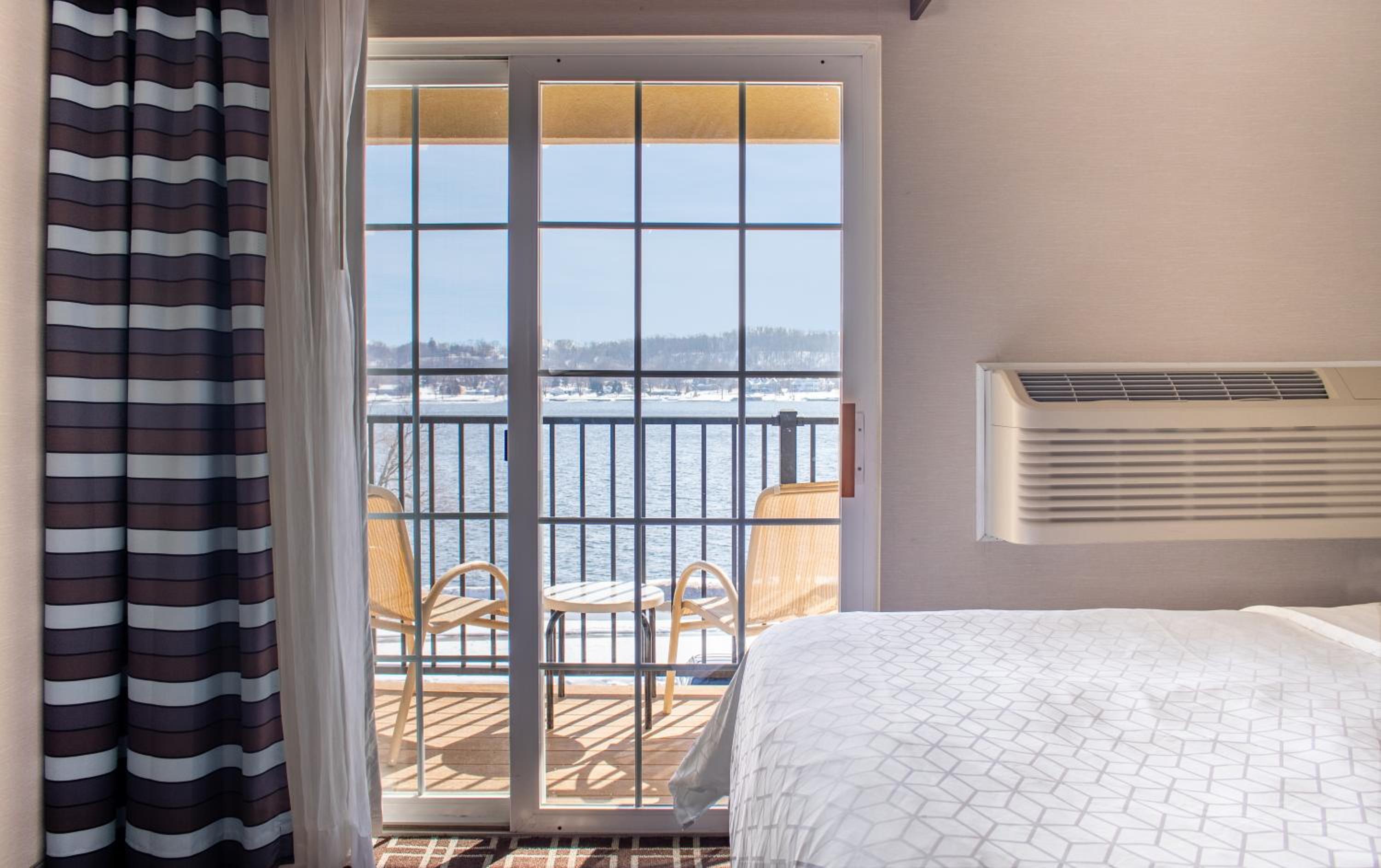 Standard King Room with Balcony - Photo 2