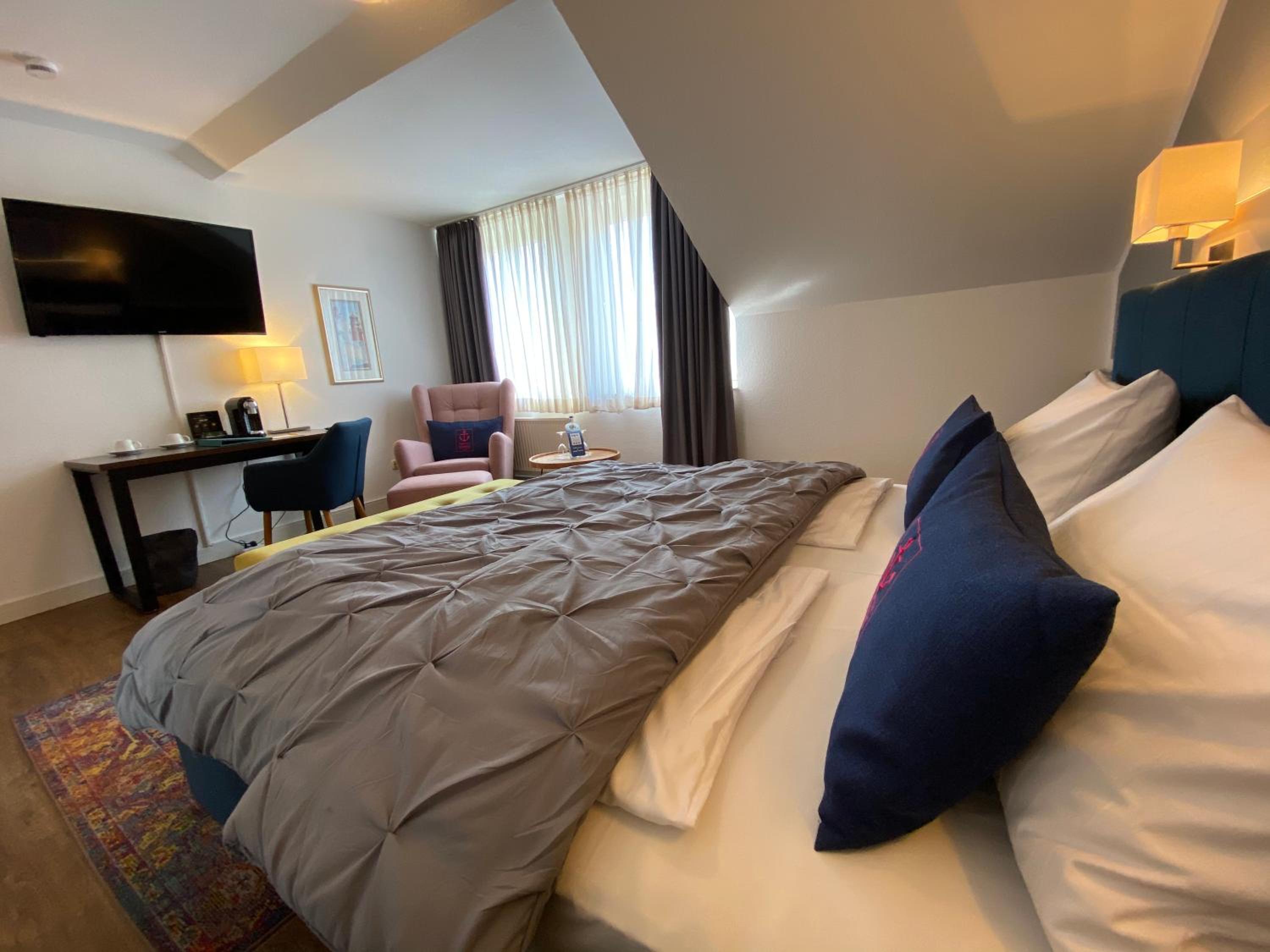 Superior Double Room thumbnail 6