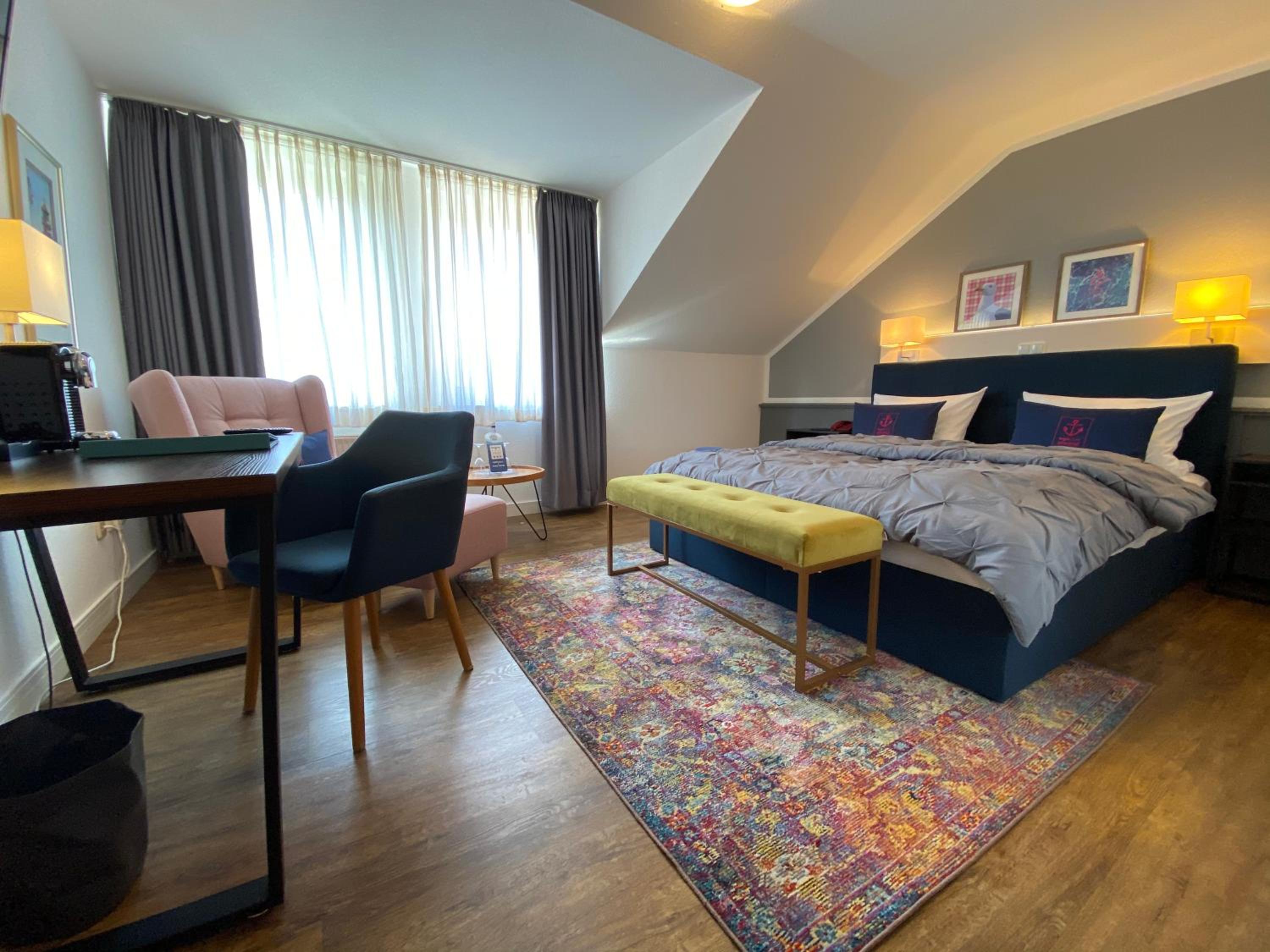 Superior Double Room thumbnail 6