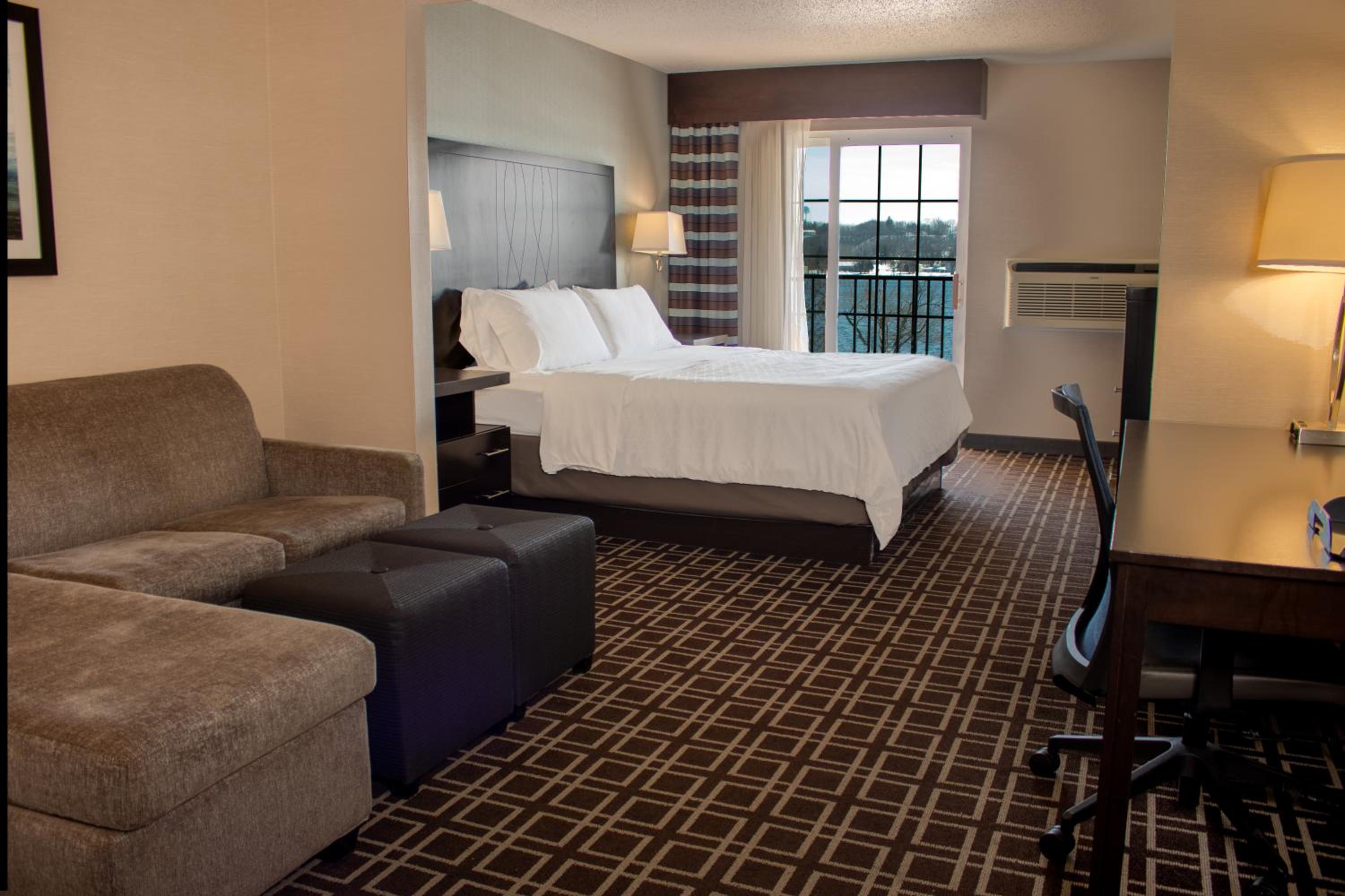 Standard King Room with Balcony - Photo 1