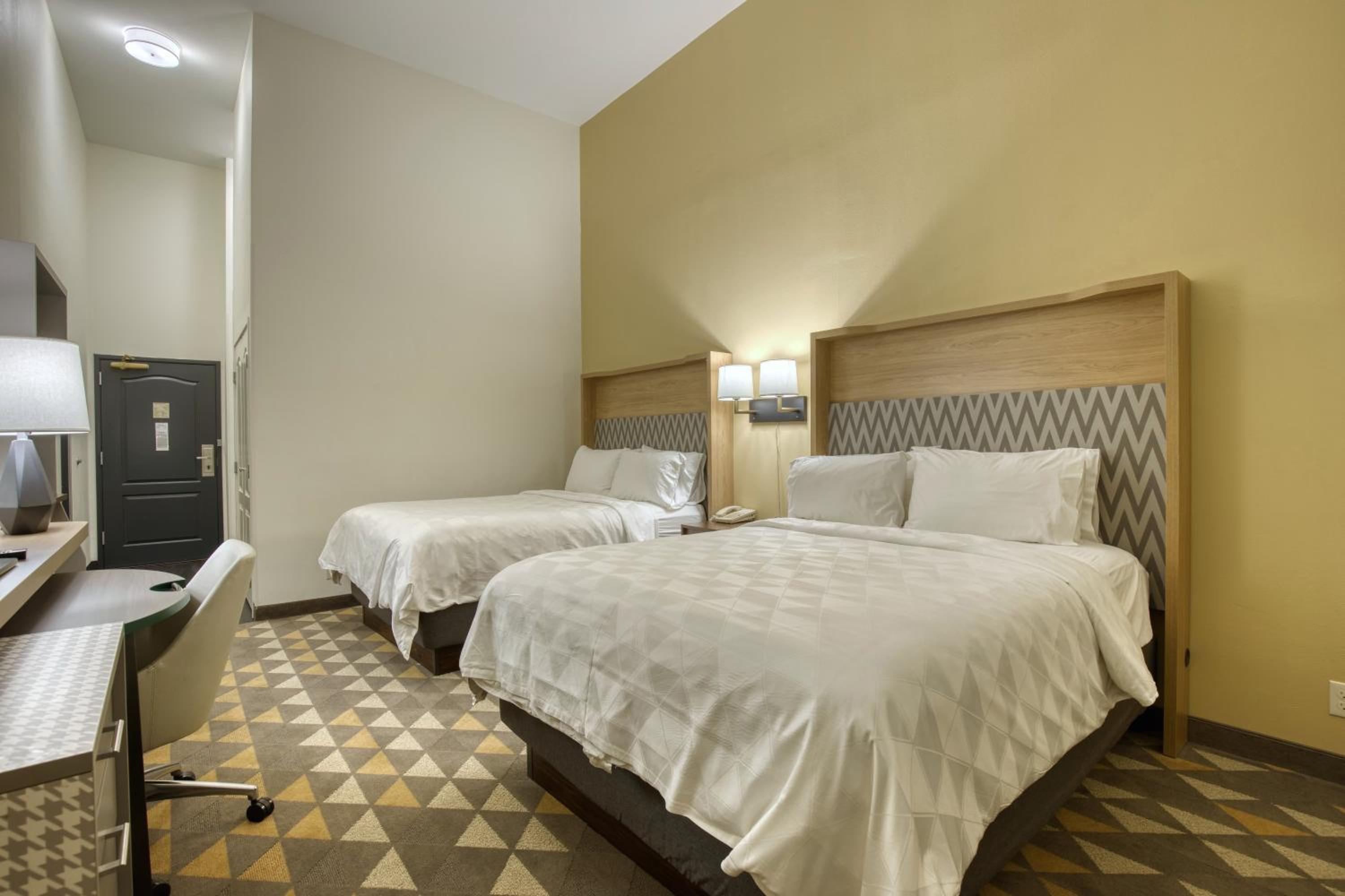 Standard Queen Room with Pool Access - Photo 1
