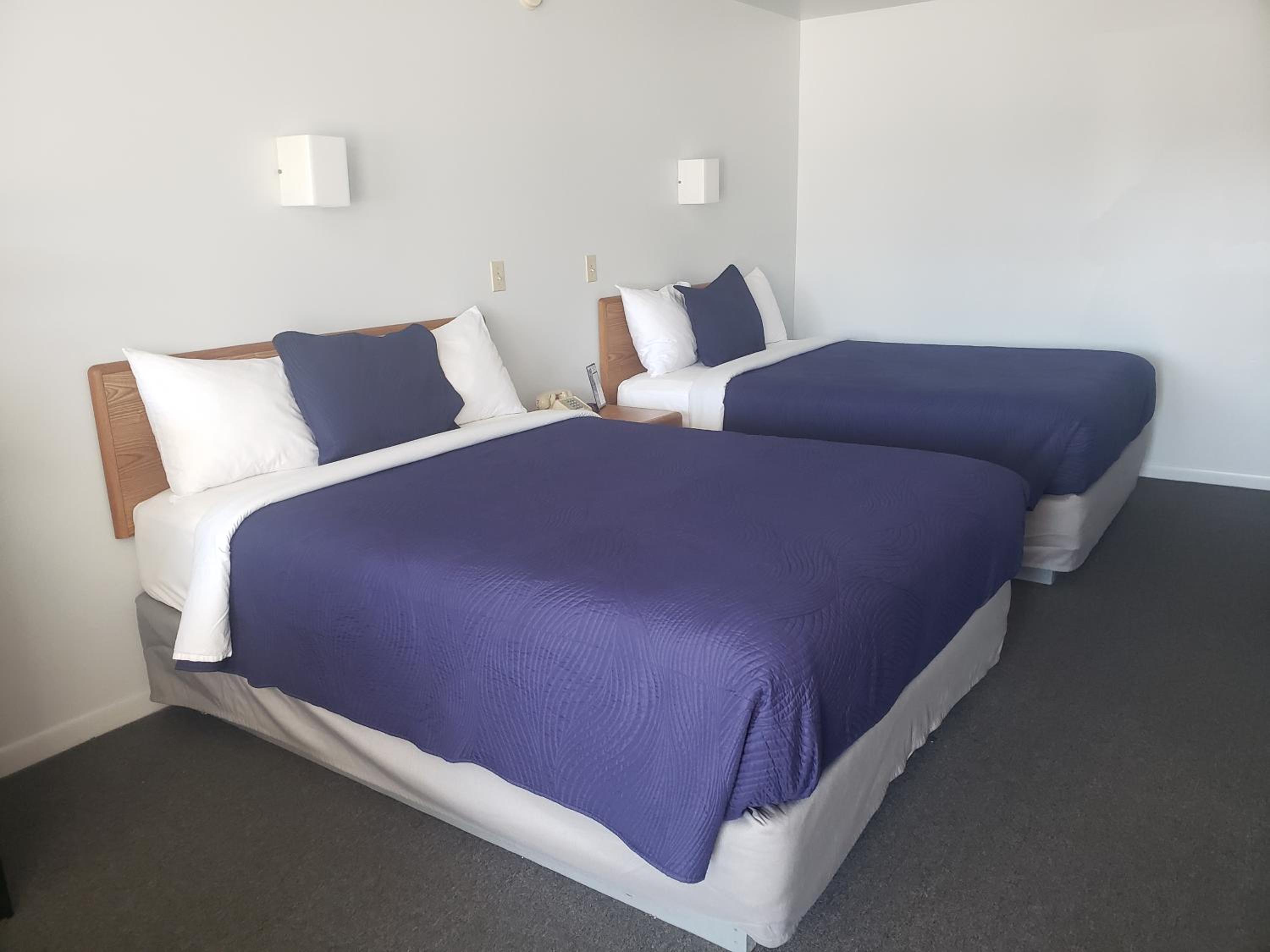 Queen Room with Two Queen Beds photo 2