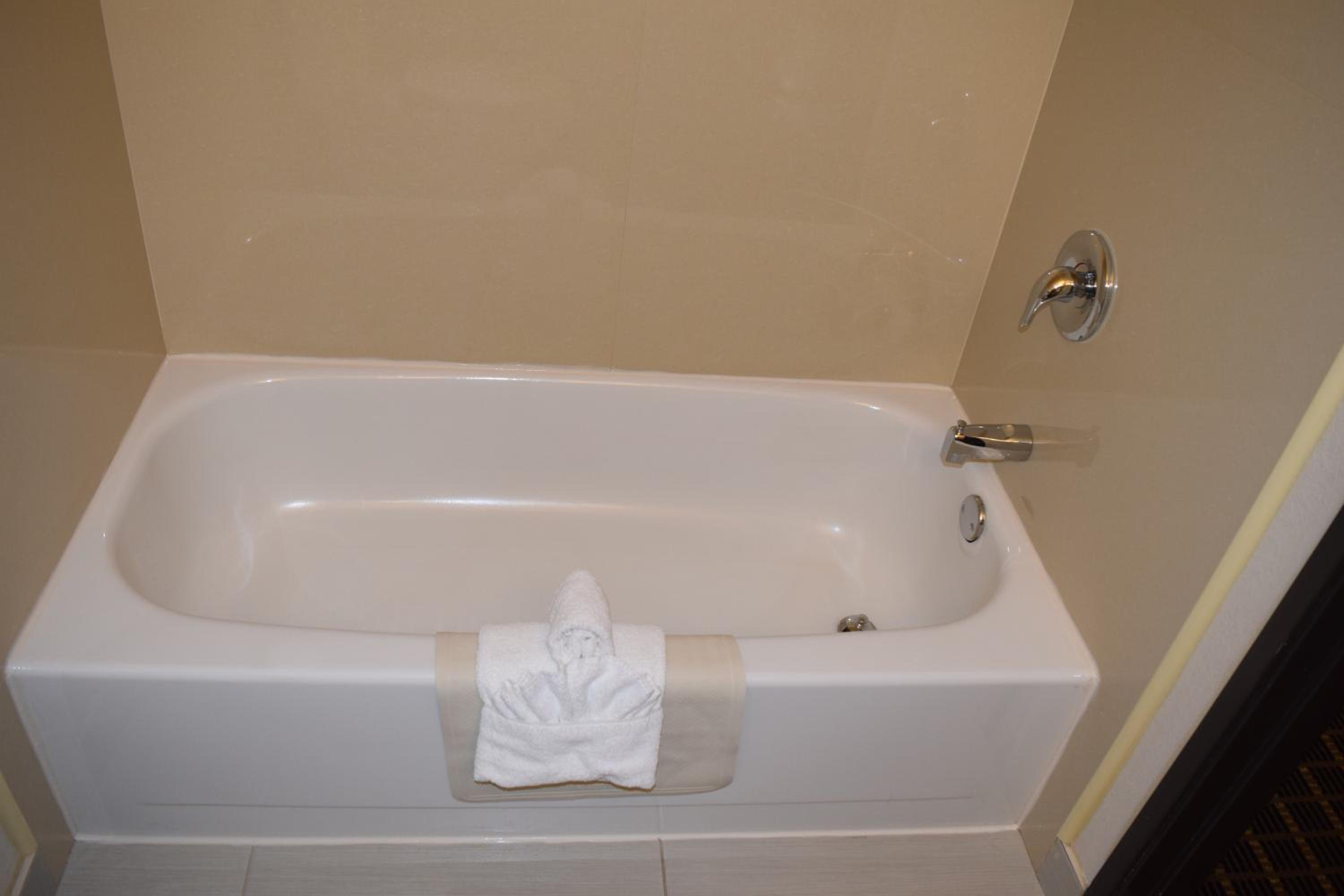 King Suite - Non-Smoking - Photo 7
