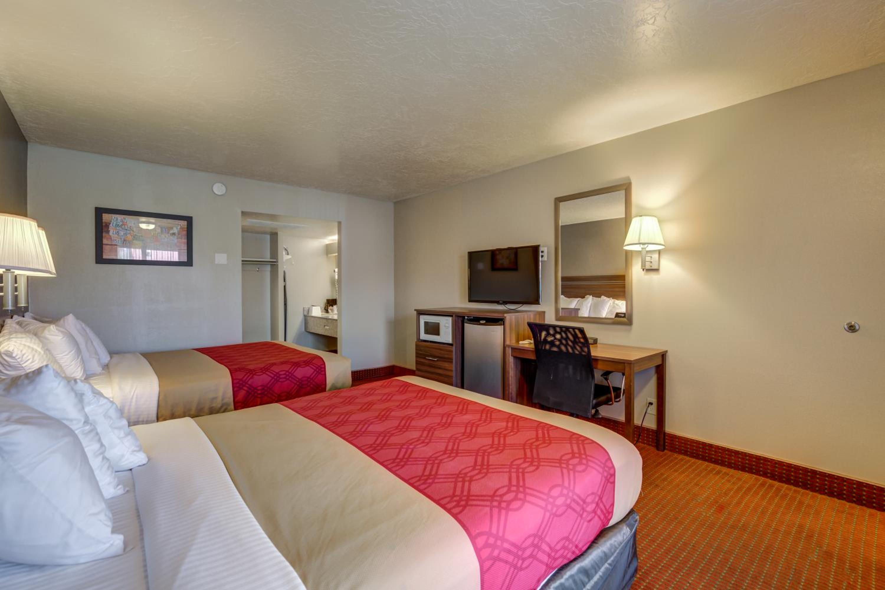 Room with Two Queen Beds - Non-Smoking - Photo 10