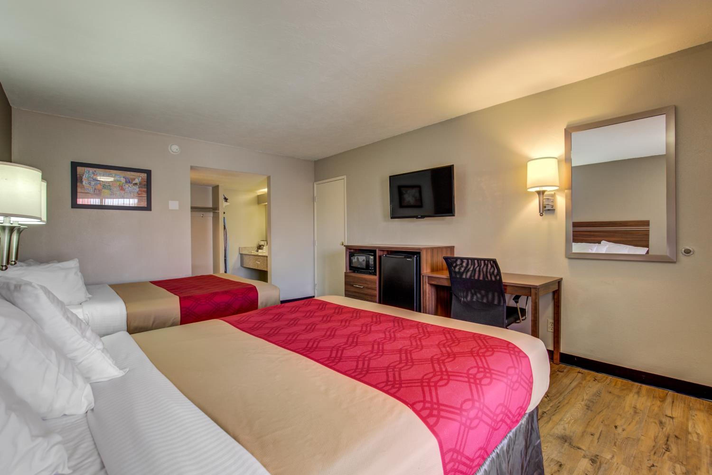 Room with Two Queen Beds - Non-Smoking - Photo 12