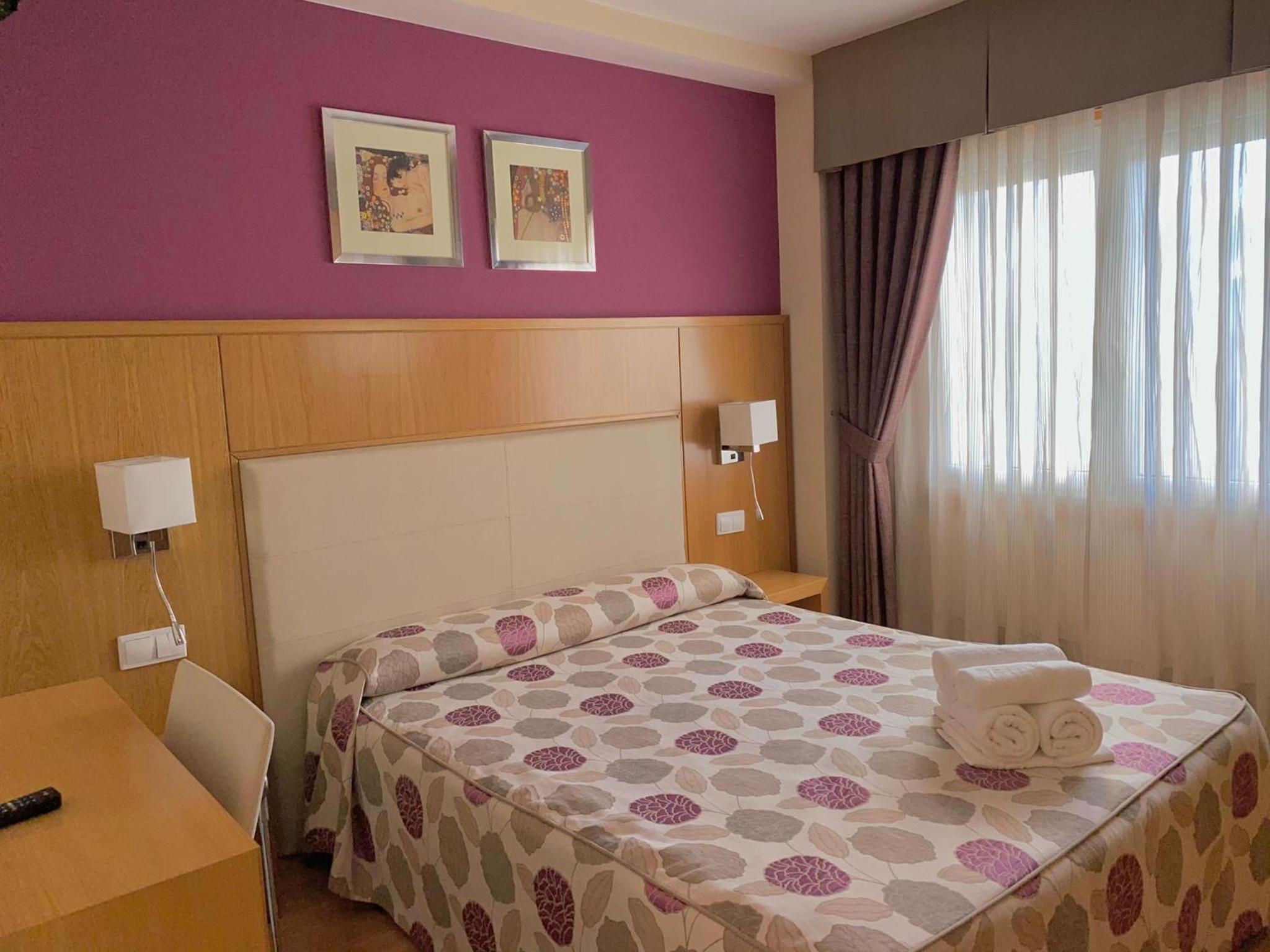 Single Room with Private Bathroom photo 2
