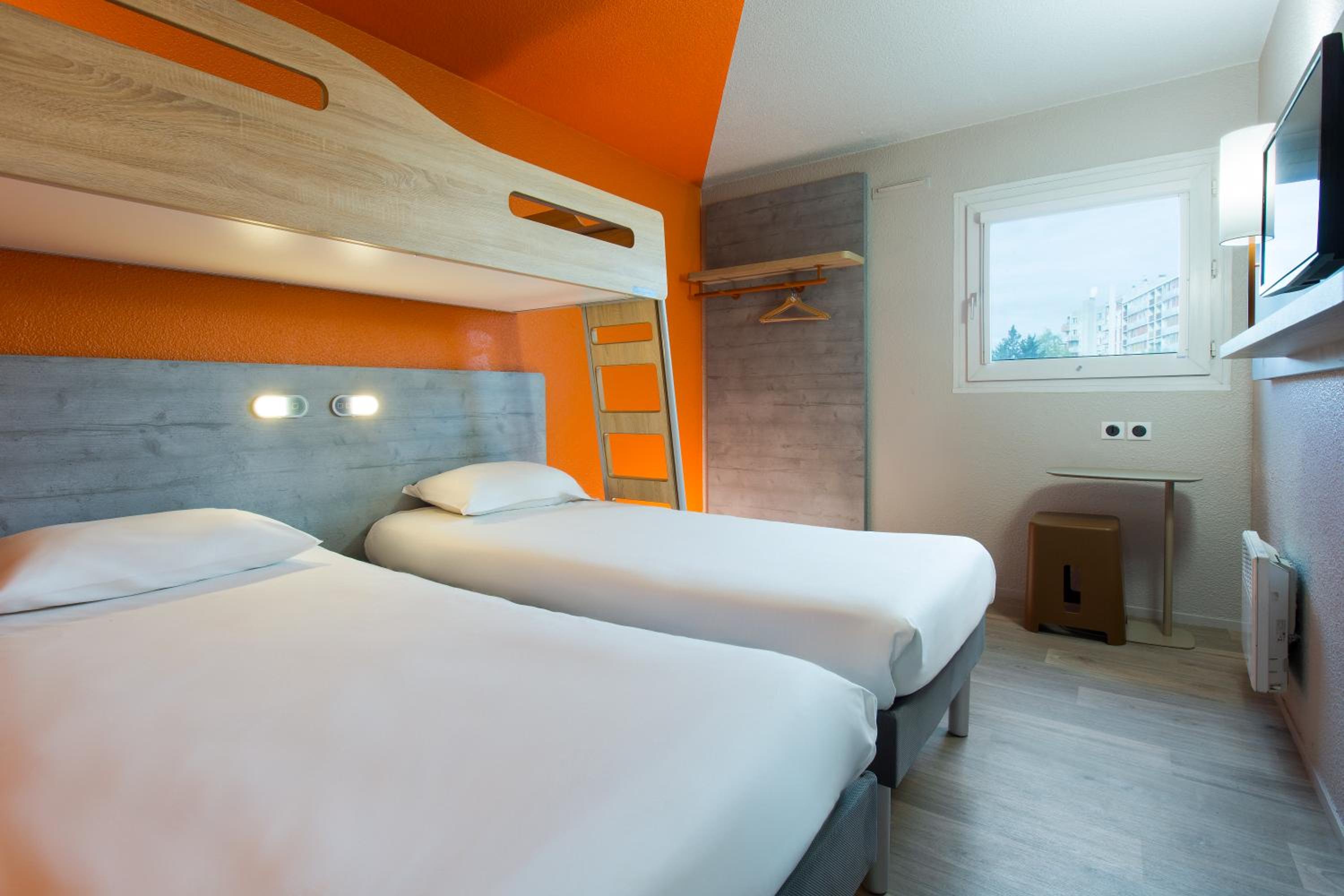 Classic Double Room with Single Bunk Bed photo 3