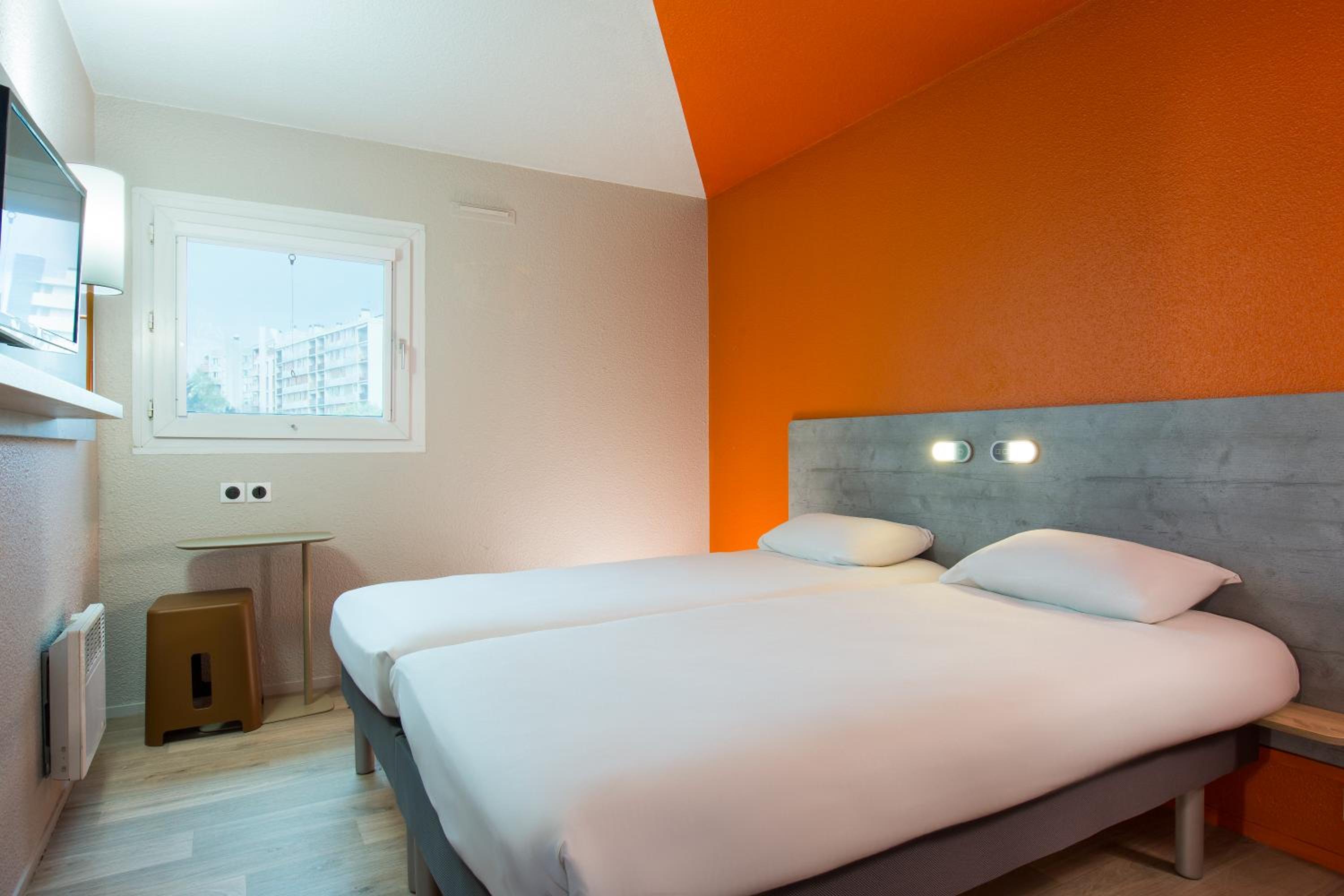 Room with 2 separate beds - Photo 2