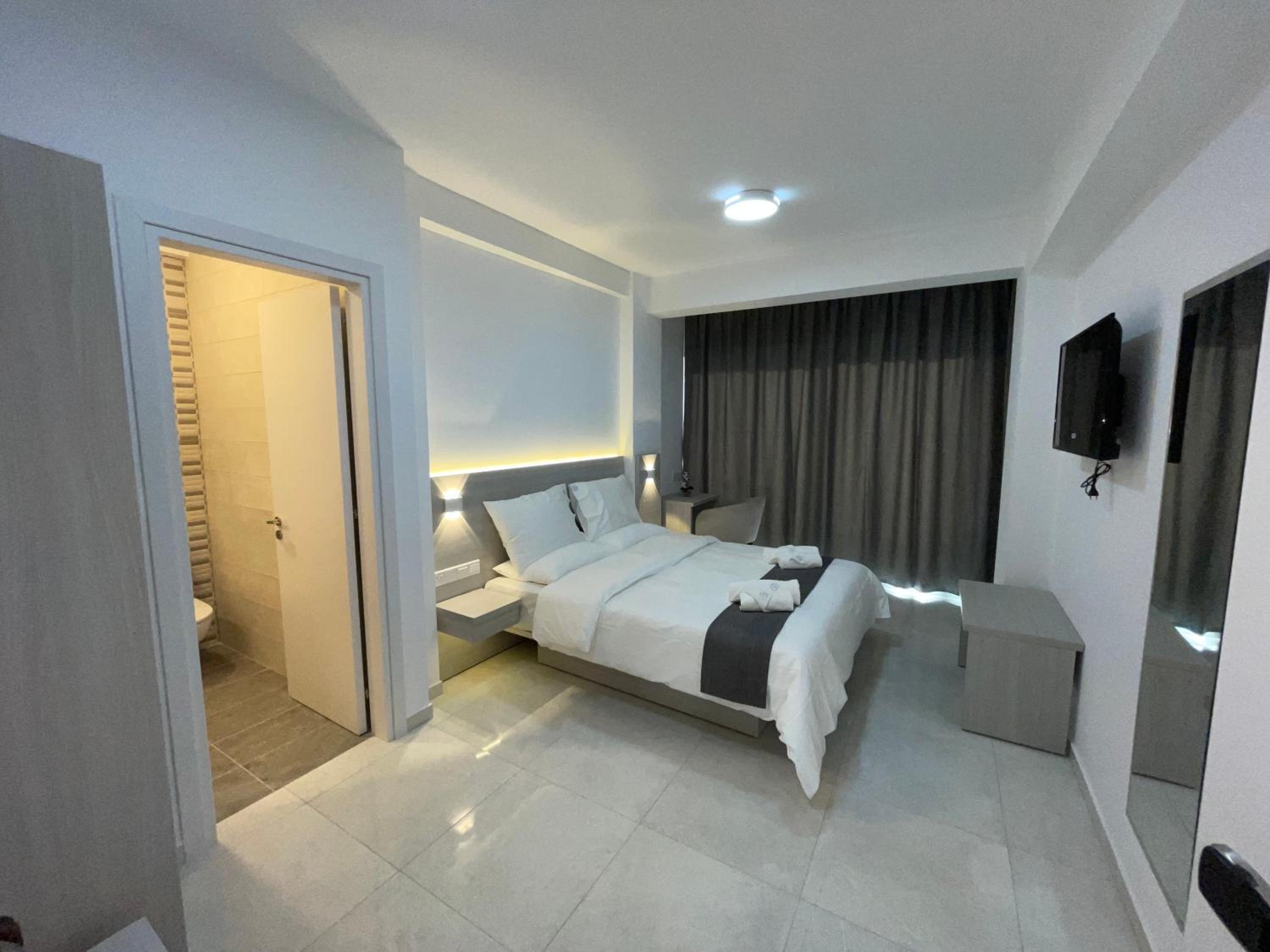 Double Room with Balcony - Photo 15