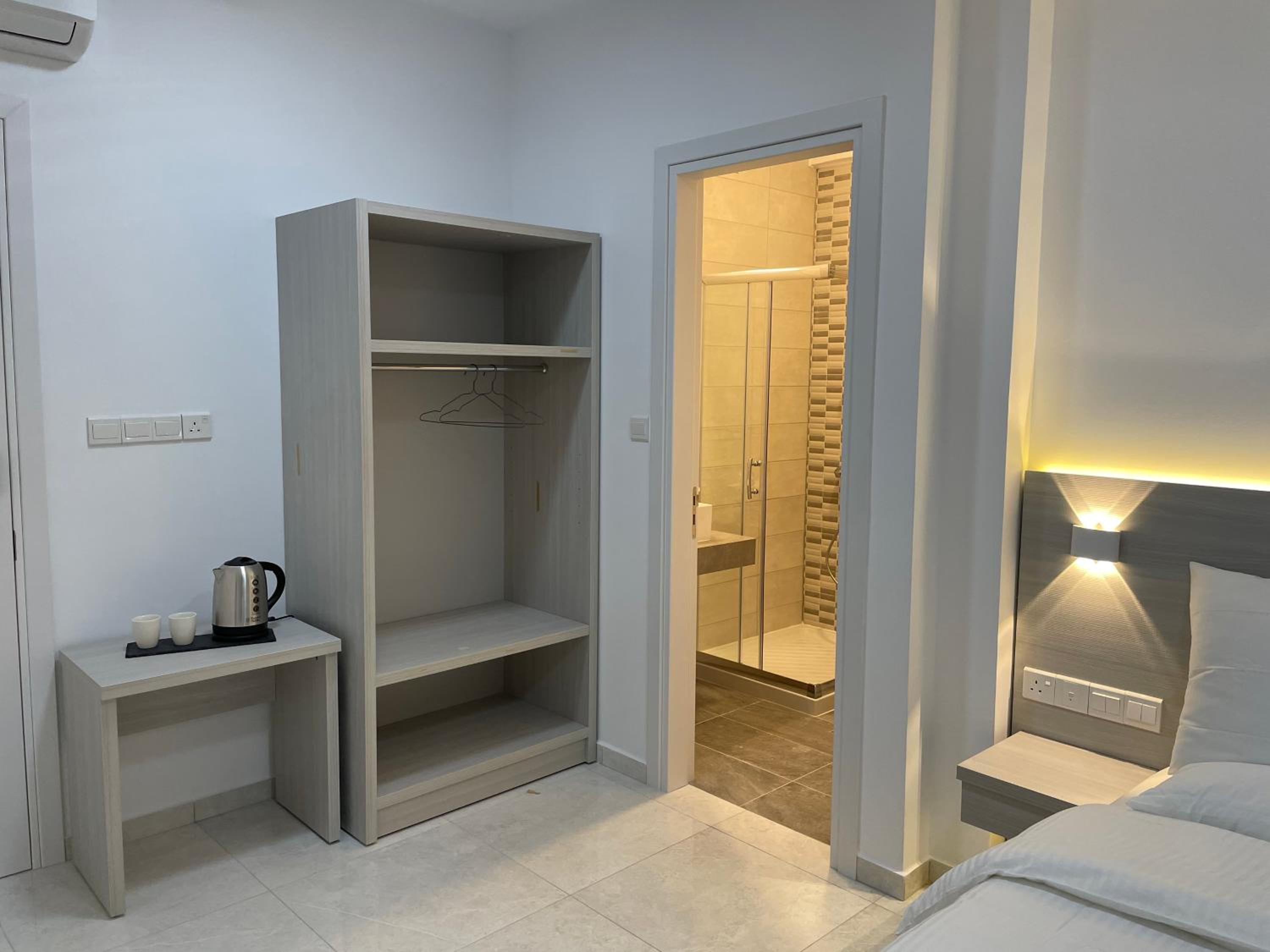 Double Room with Balcony - Photo 17