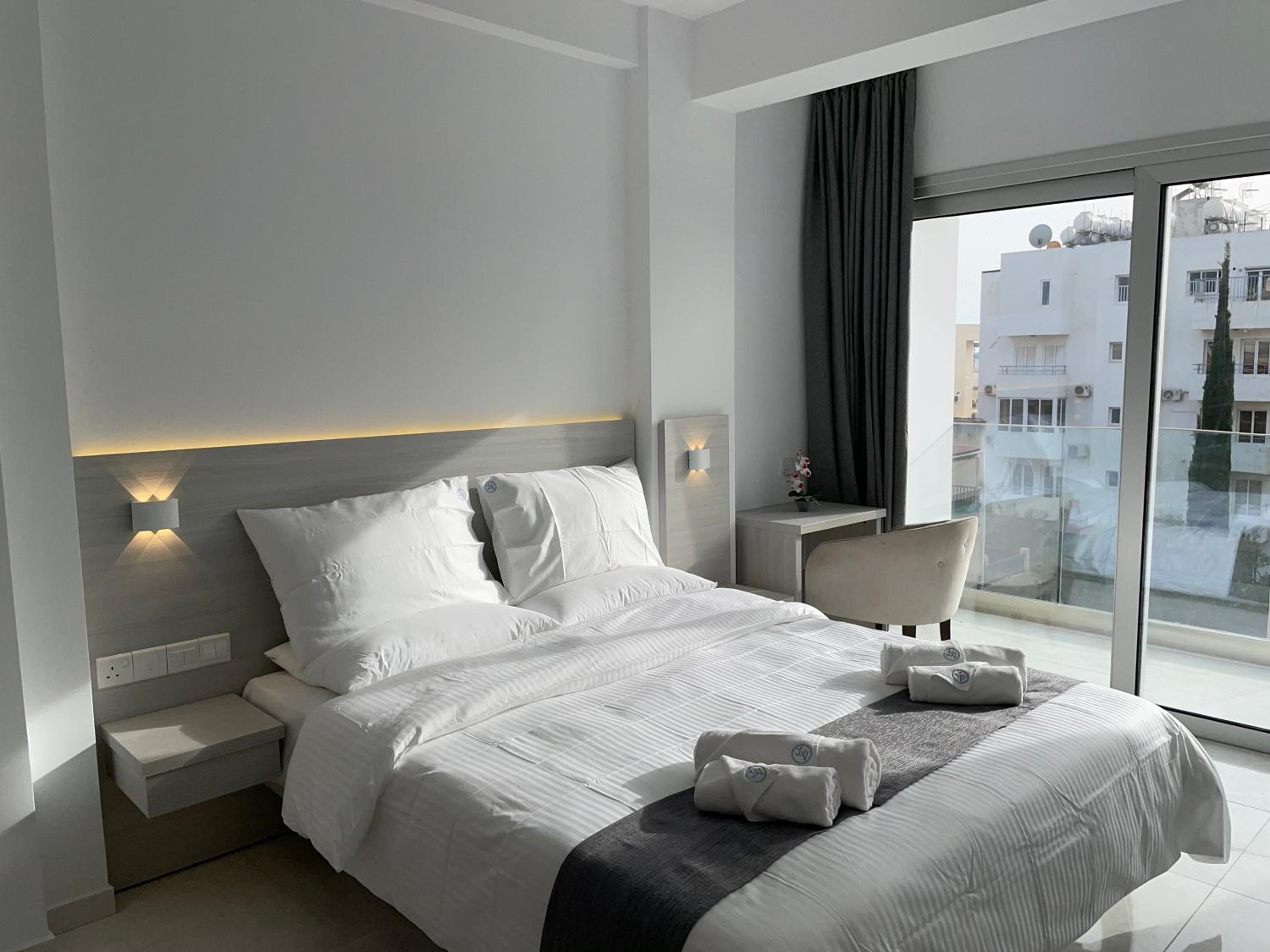 Double Room with Balcony - Photo 12