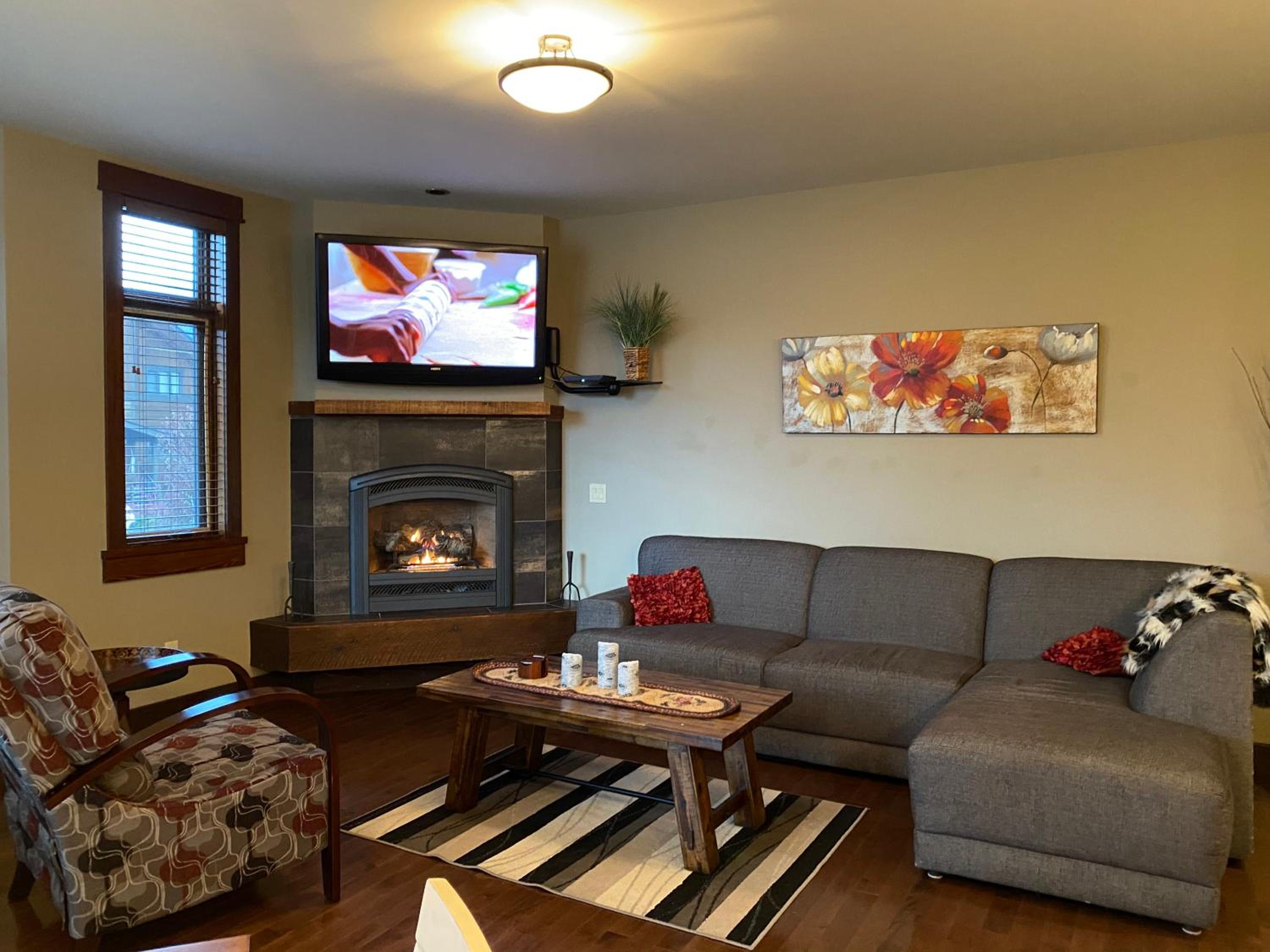 Three-Bedroom Apartment with Mountain View photo 1