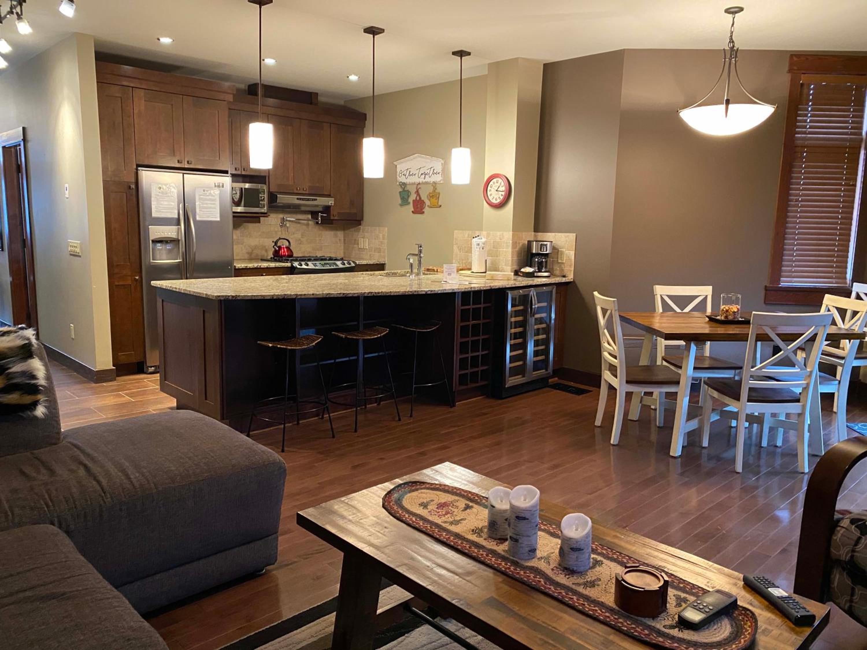 Three-Bedroom Apartment with Mountain View photo 2