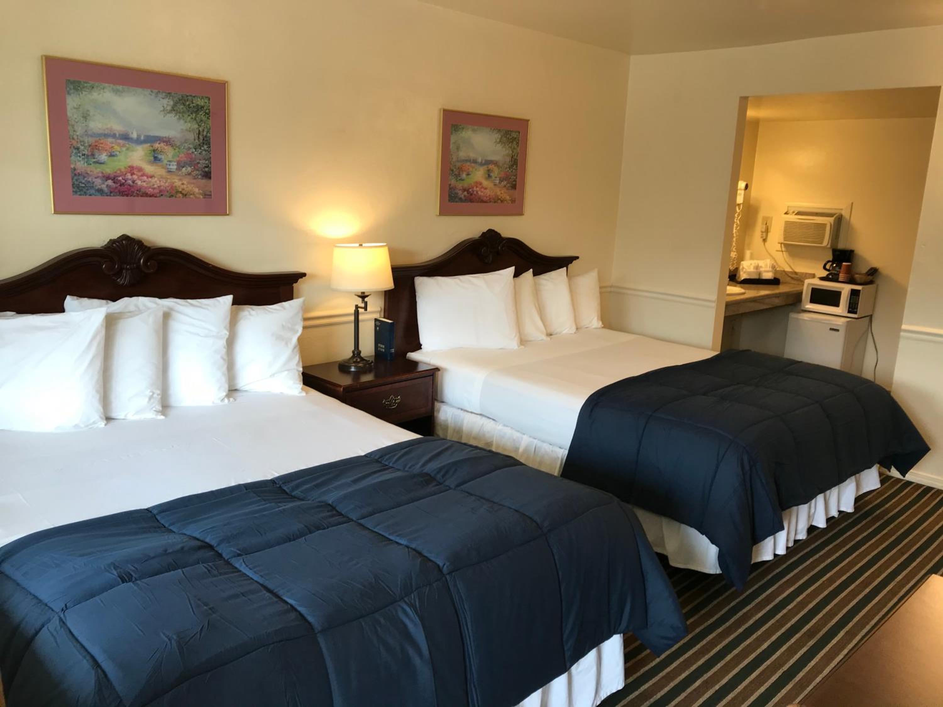 Room with 2 Queen Beds - Photo 3