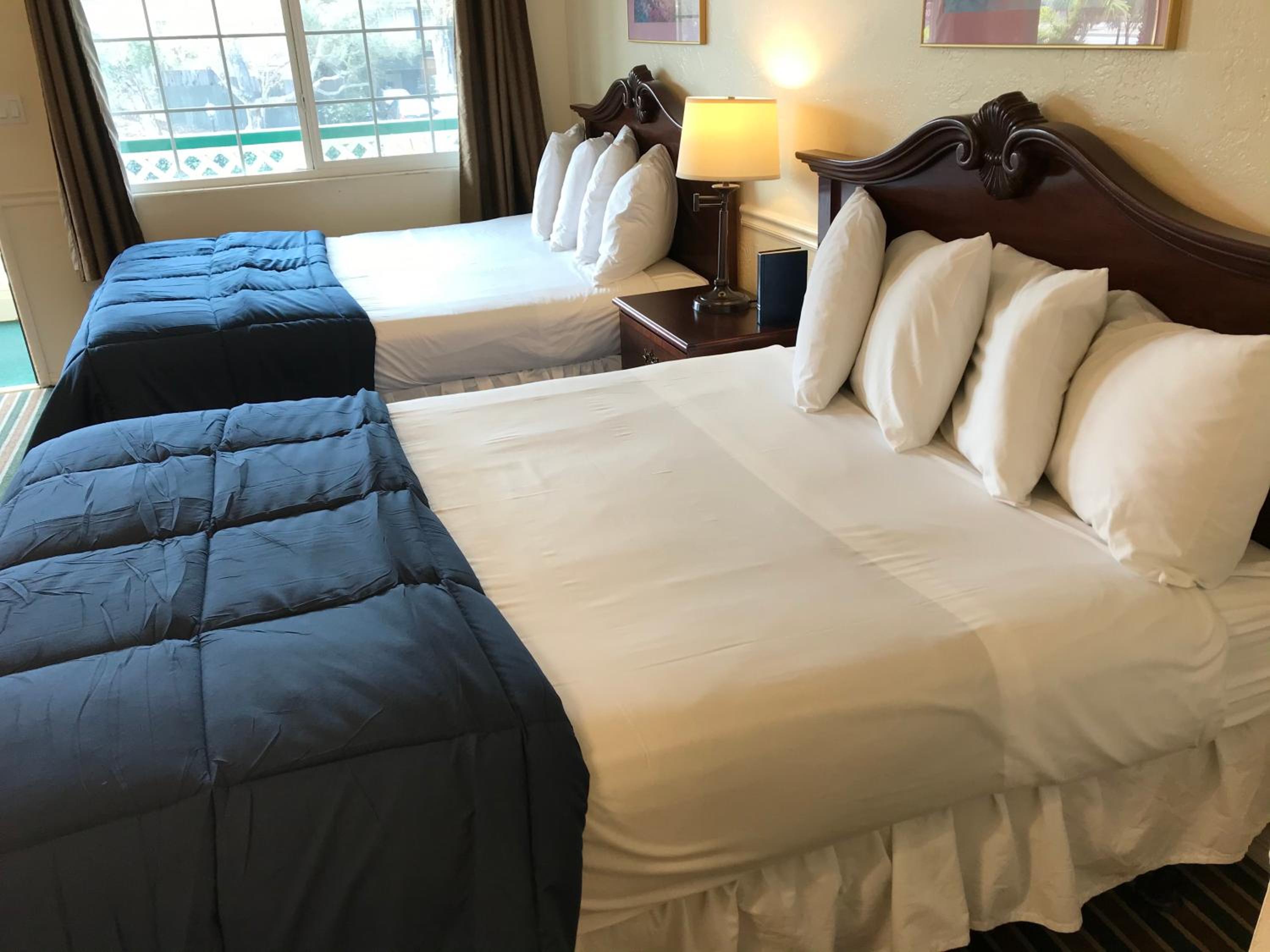 Room with 2 Queen Beds - Photo 1