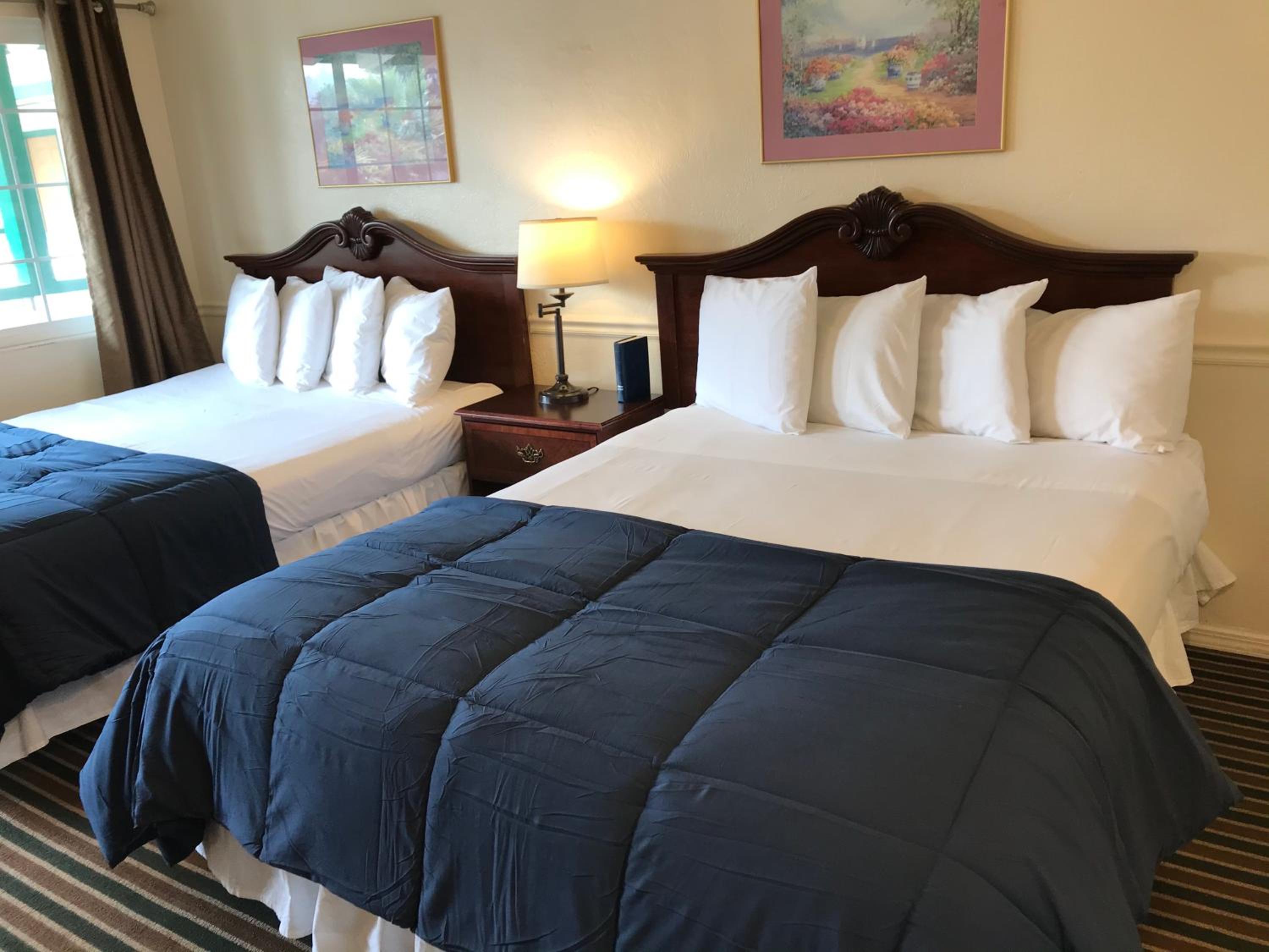 Room with 2 Queen Beds - Photo 2
