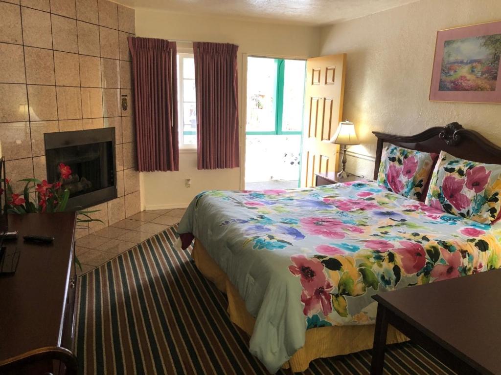 King Room with Fireplace - Photo 4