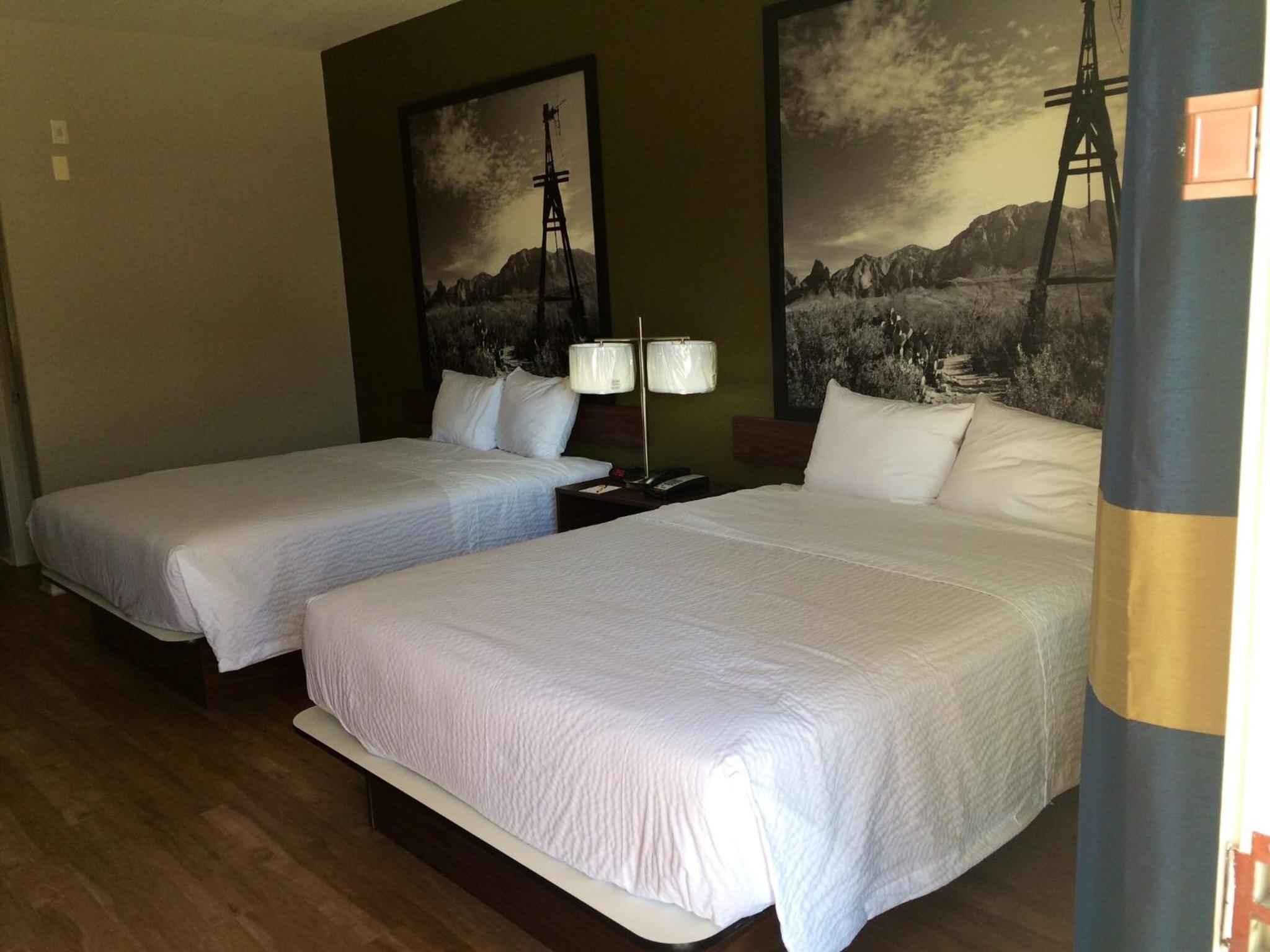 Queen Room with Two Queen Beds - Non-Smoking - Photo 1