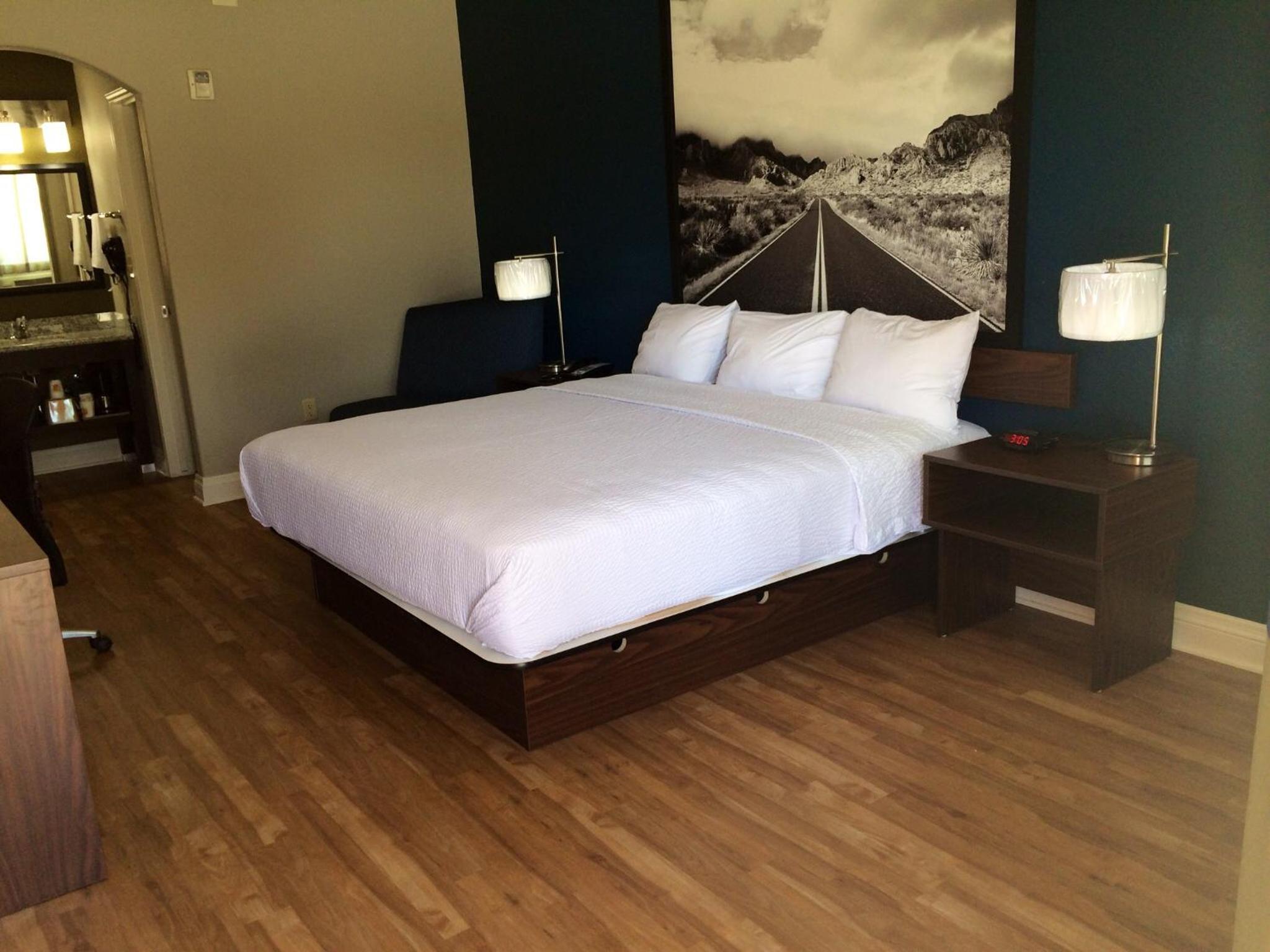 King Room - Non-Smoking - Photo 3