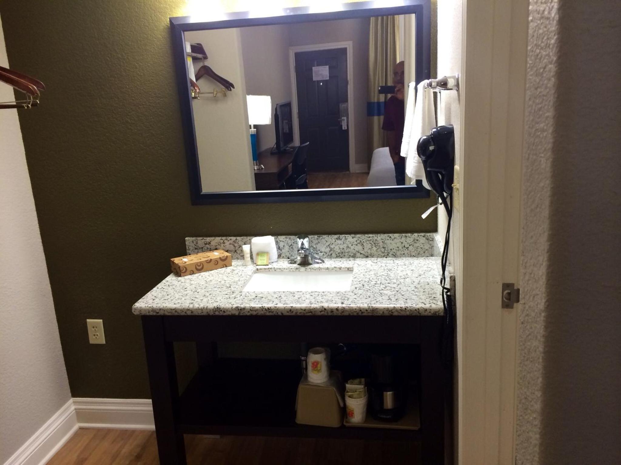 King Room - Non-Smoking - Photo 4