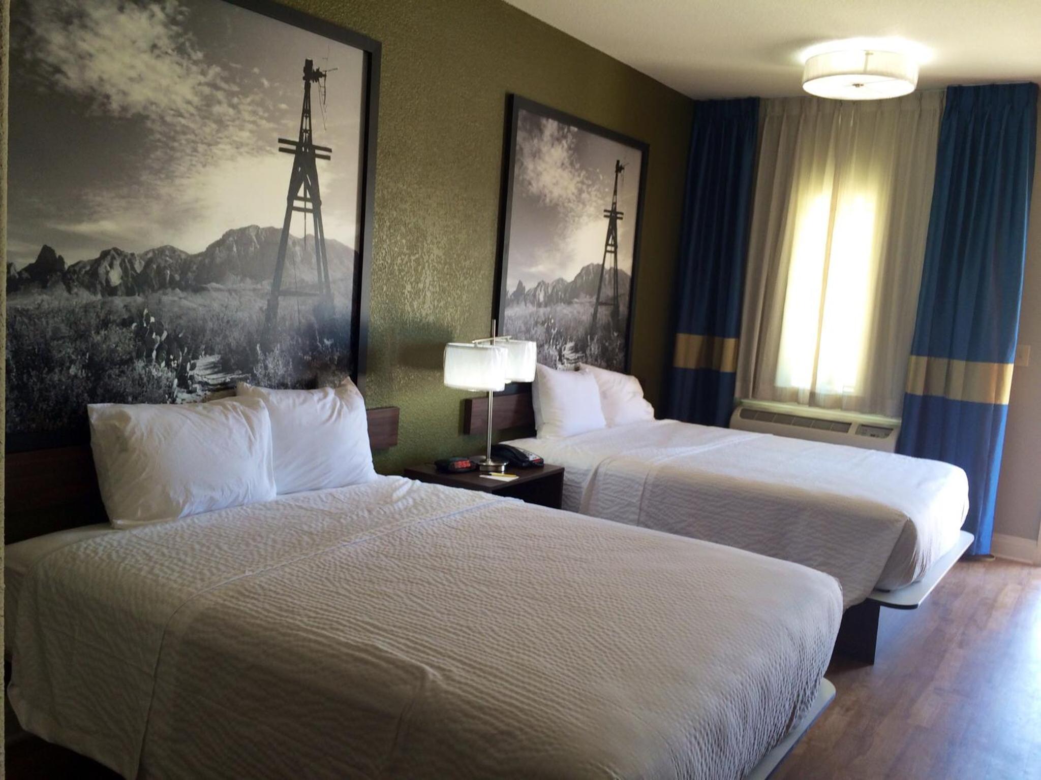 Queen Room with Two Queen Beds - Non-Smoking - Photo 3