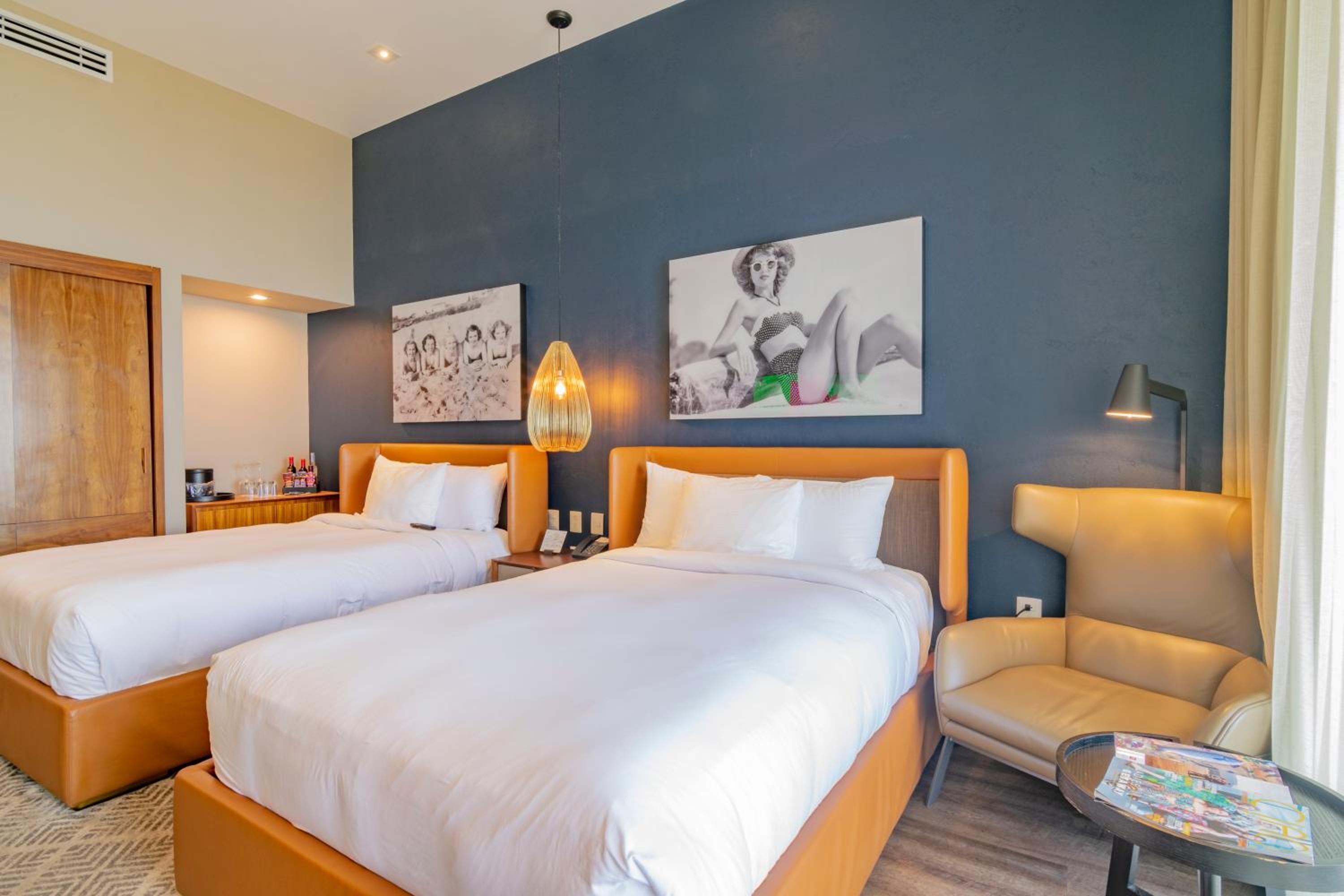 Premium Two Double Beds with Sea View photo 2