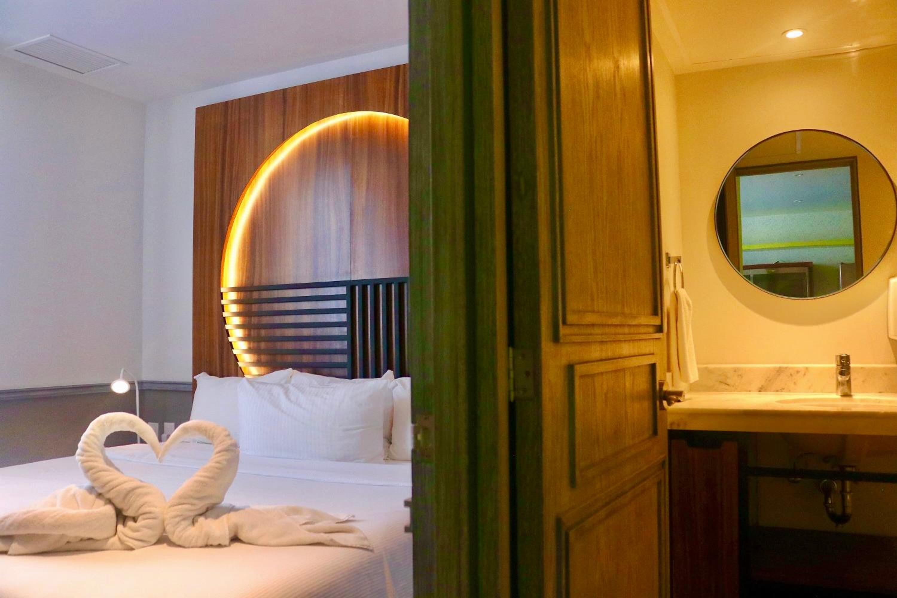 One-Bedroom Suite - Photo 7