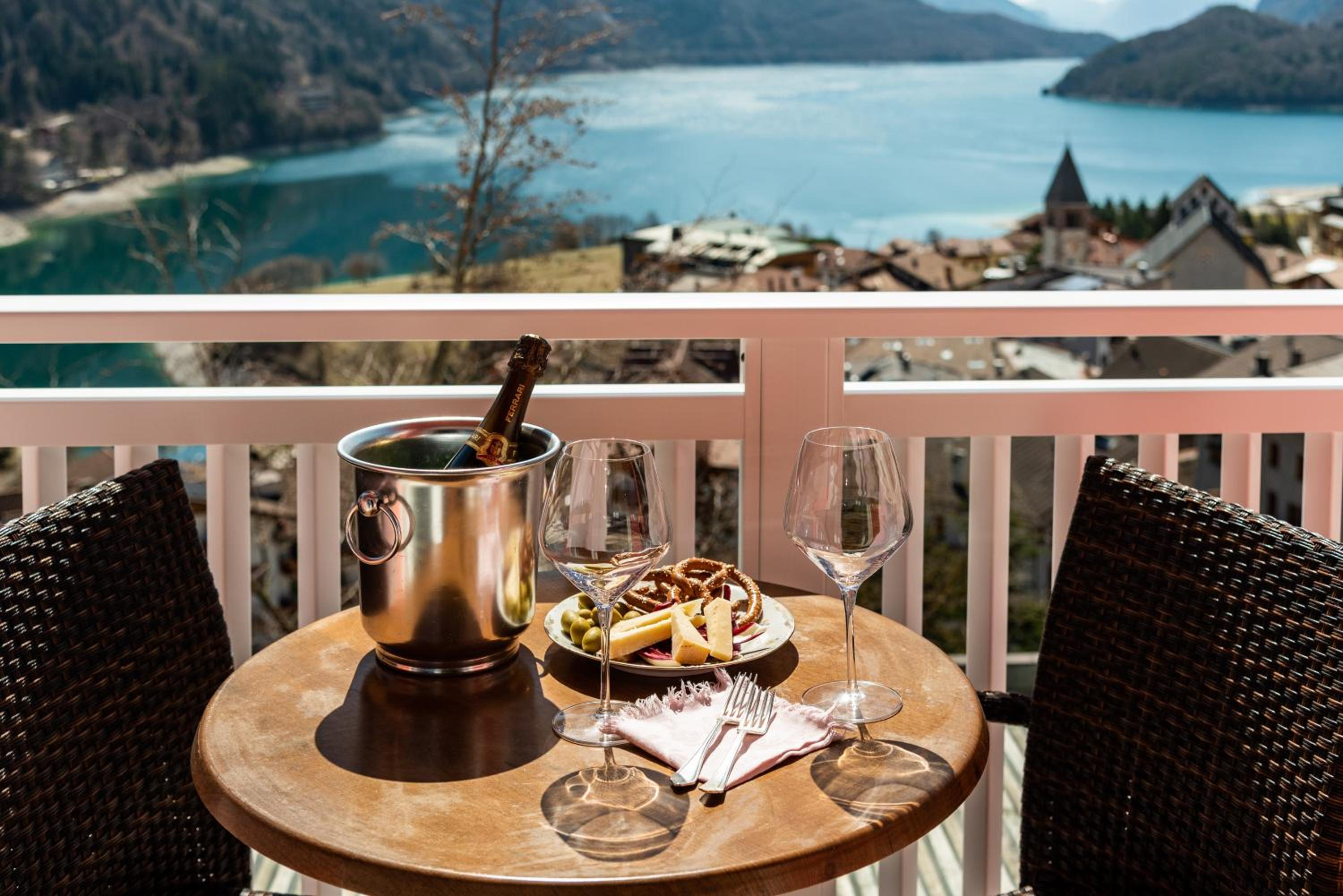 Double Room with Balcony with Lake View photo 3
