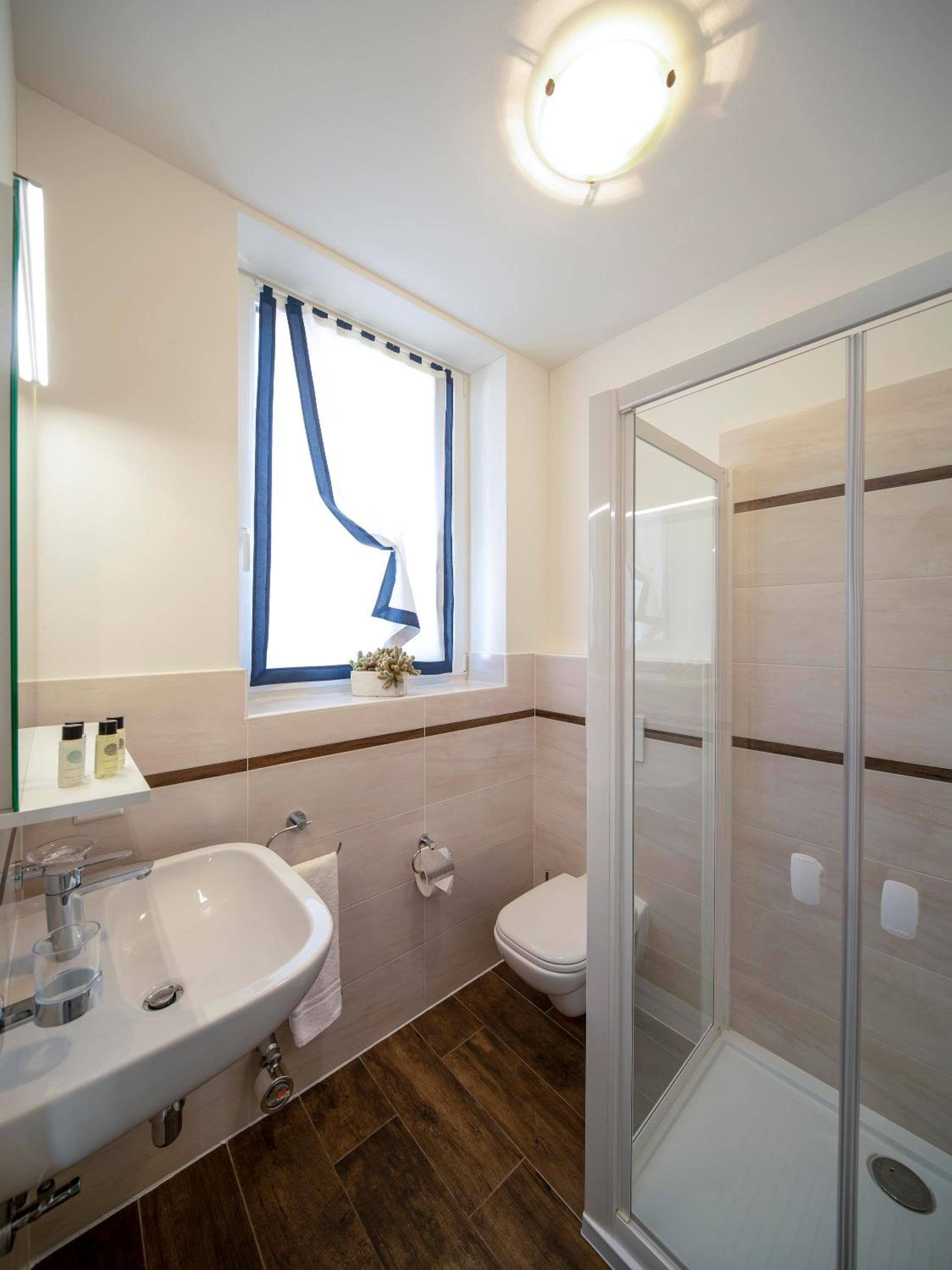 Large Twin Room - Photo 4