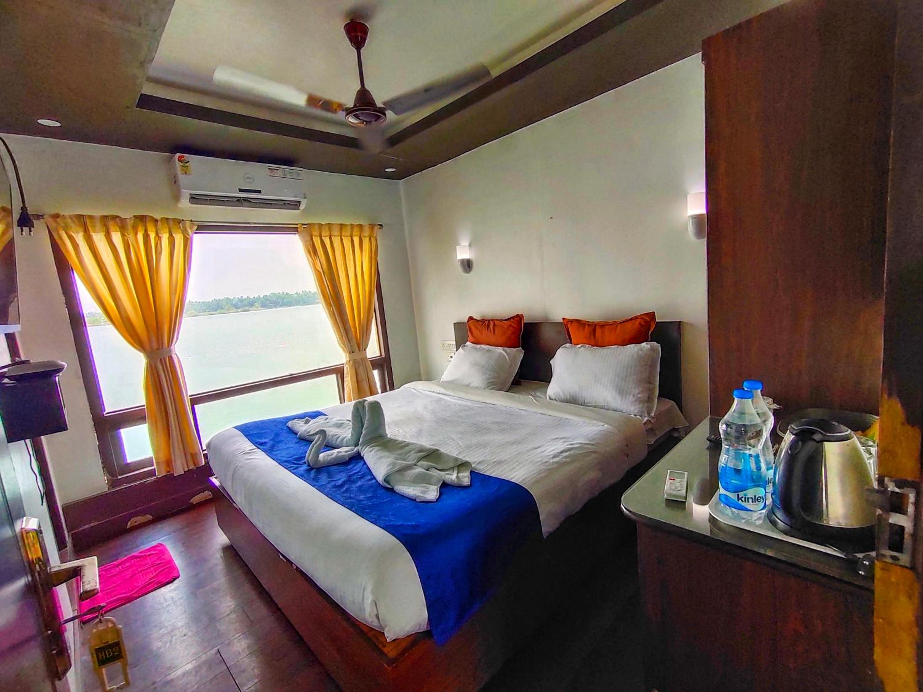 Superior Cabin on Boat photo 2