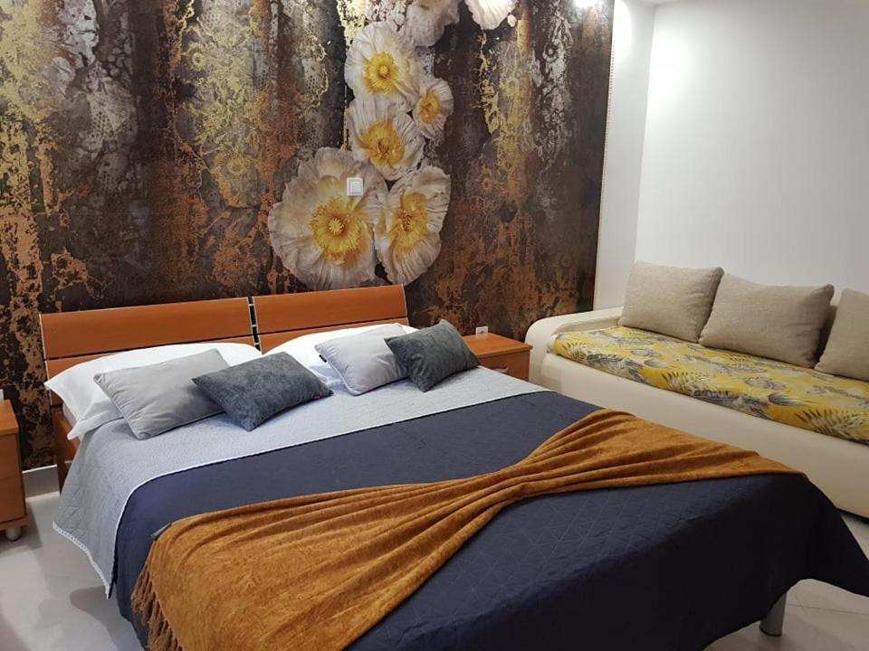 One-Bedroom Apartment - Photo 1