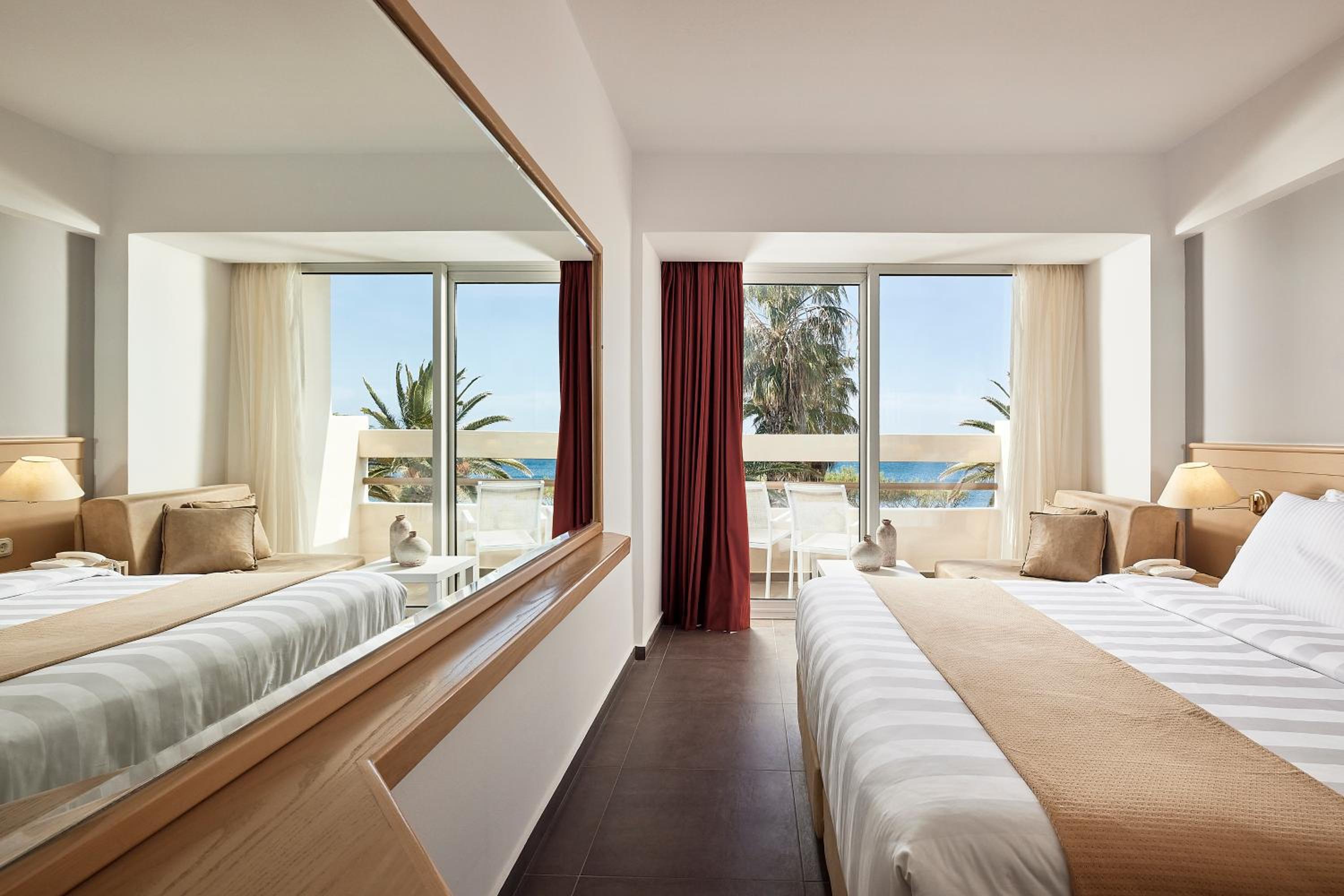 Double Room with Sea View - Photo 3