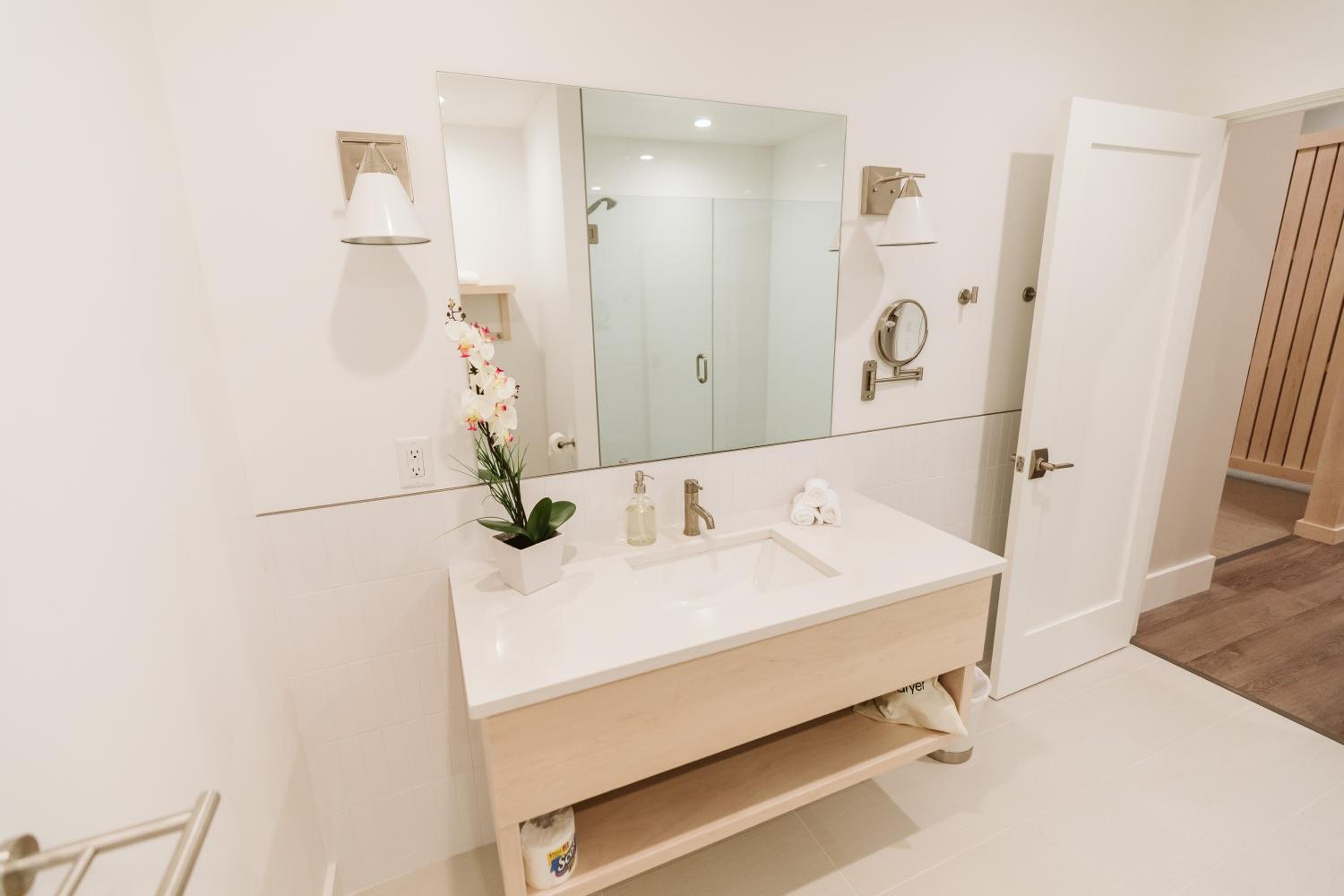 Queen Suite - Photo 10