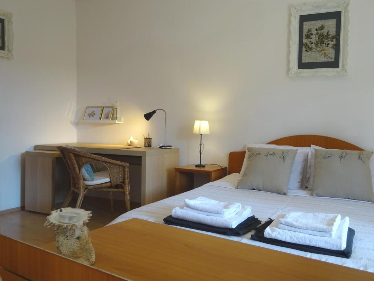 One-Bedroom Apartment with Balcony and Sea View photo 2