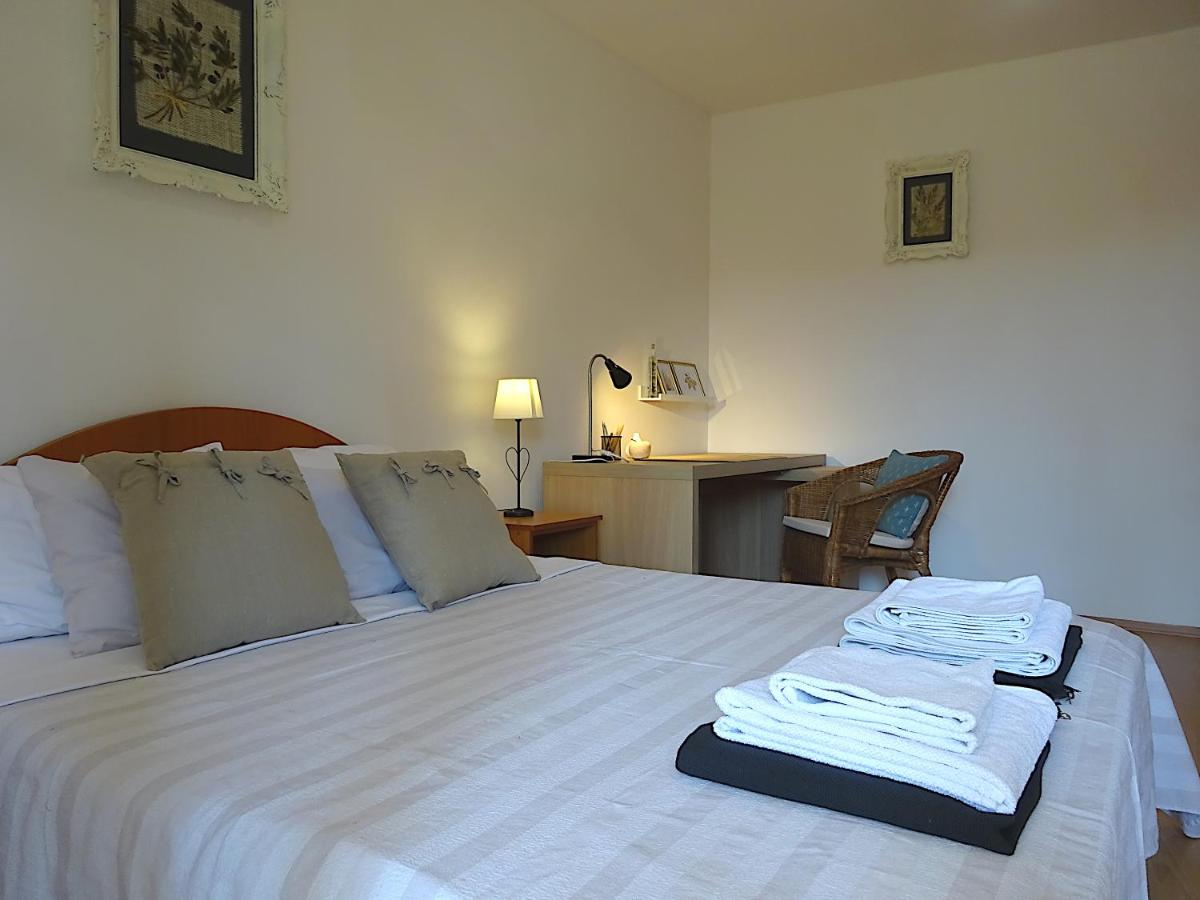 One-Bedroom Apartment with Balcony and Sea View photo 3
