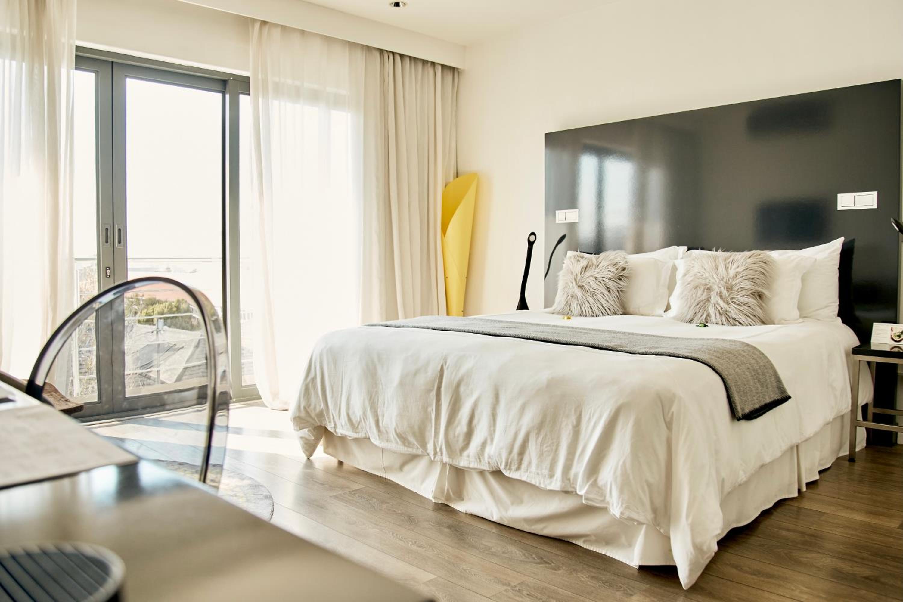 Deluxe Double Sea Facing Room with Balcony - Photo 1