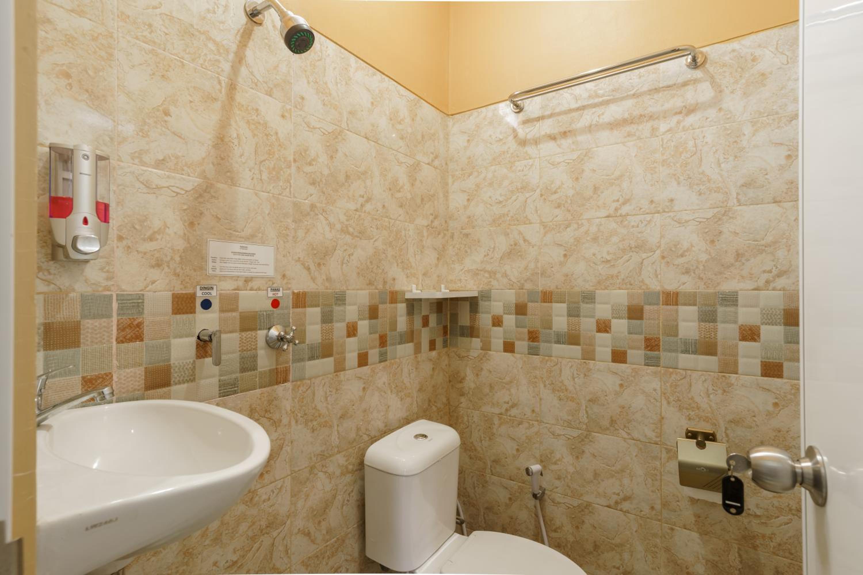 Deluxe Room - Photo 9