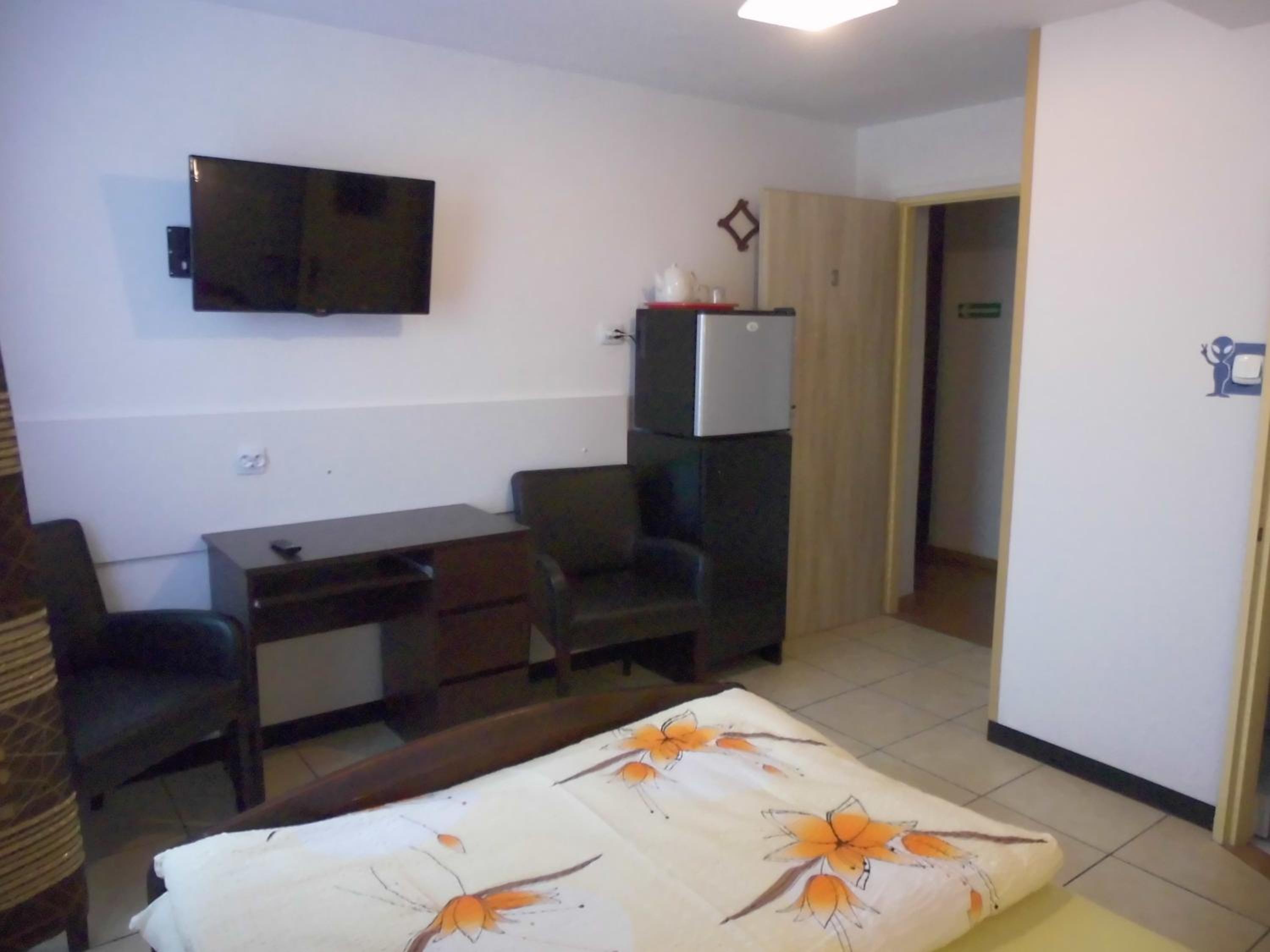 Budget Double Room - Photo 2