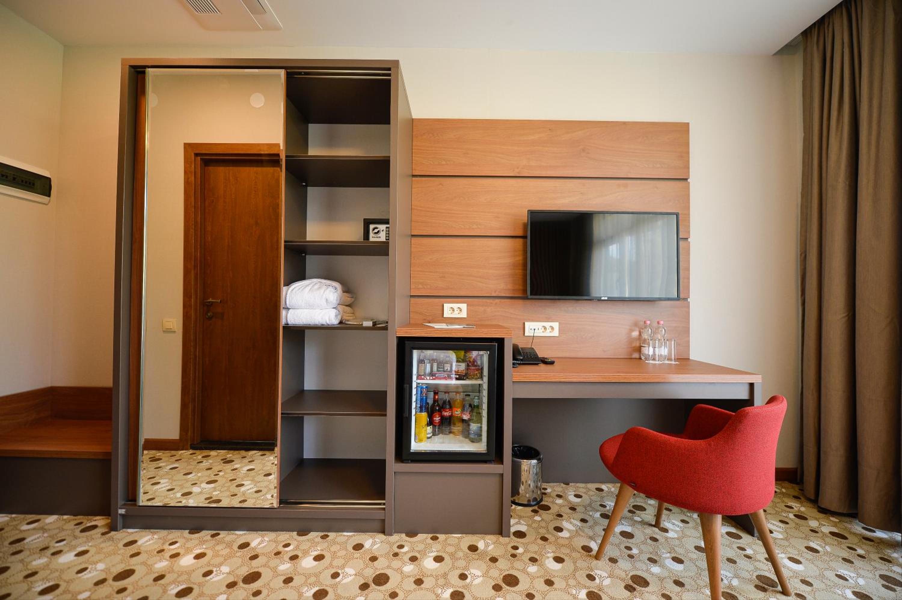 Standard Twin Room with Garden View - Photo 9