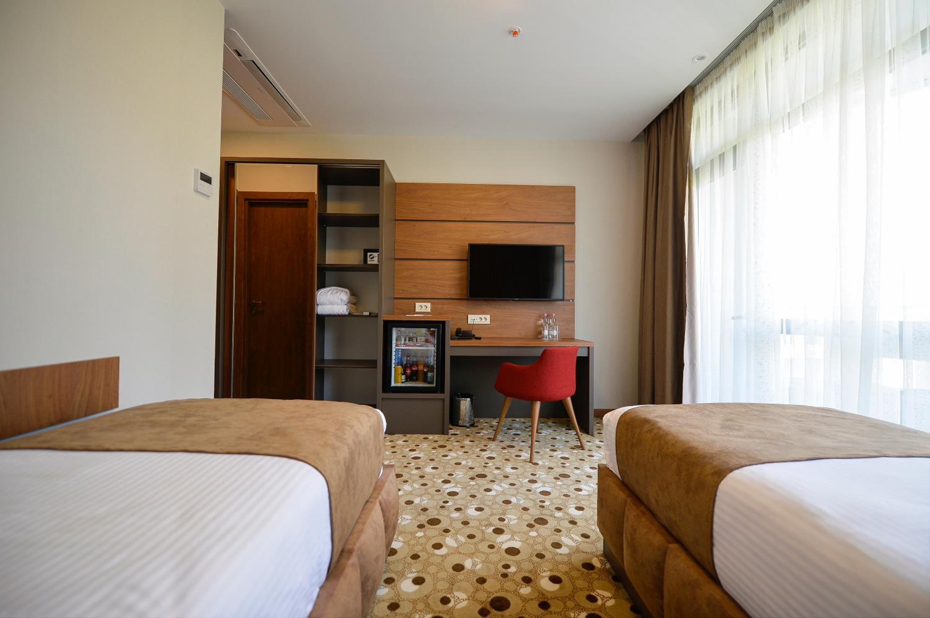 Standard Twin Room with Garden View - Photo 8