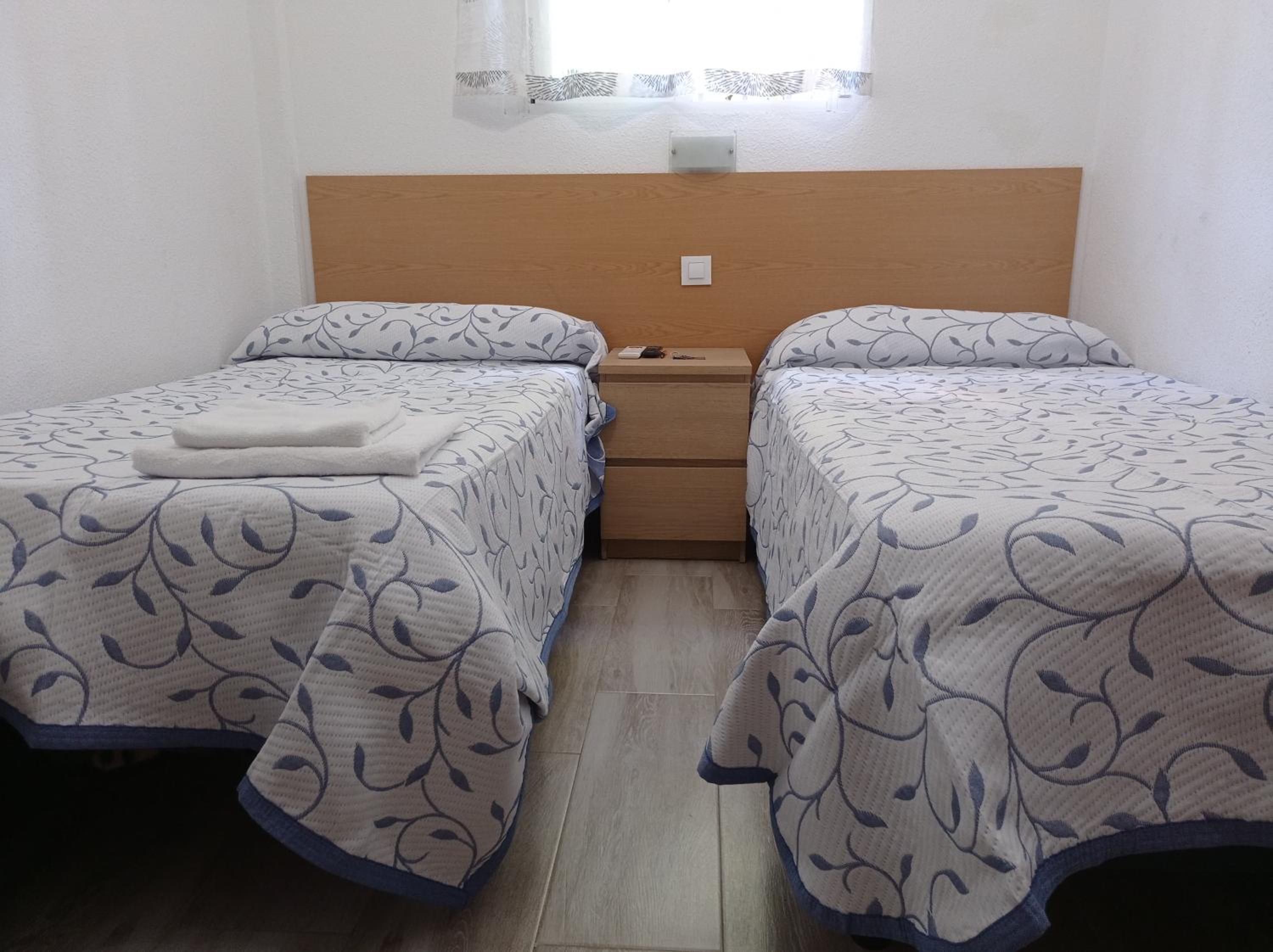 Twin Room with Bathroom - Photo 1