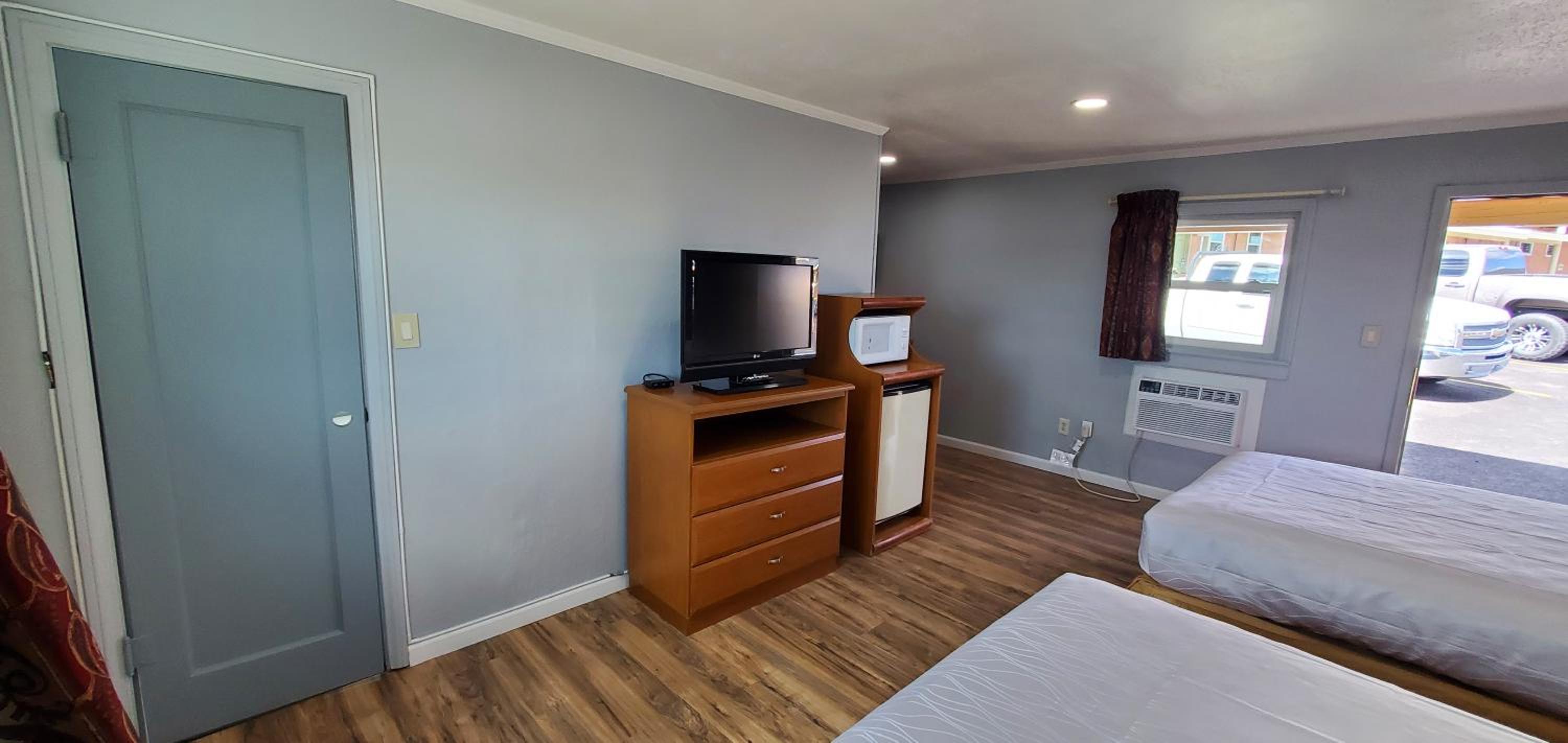 Queen Room with Two Queen Beds - Photo 6